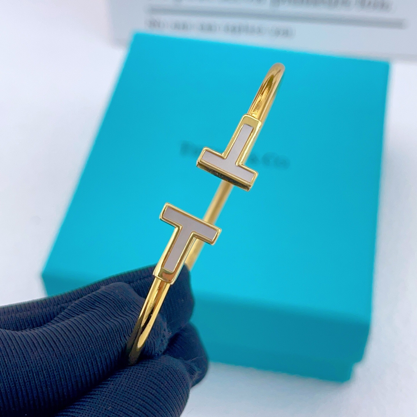 【Tiffany*帝芙尼最新款🆕🆕金色白贝双T手镯】一致官网黄铜材质，非常的上镜‼️设计很特别值得入手。