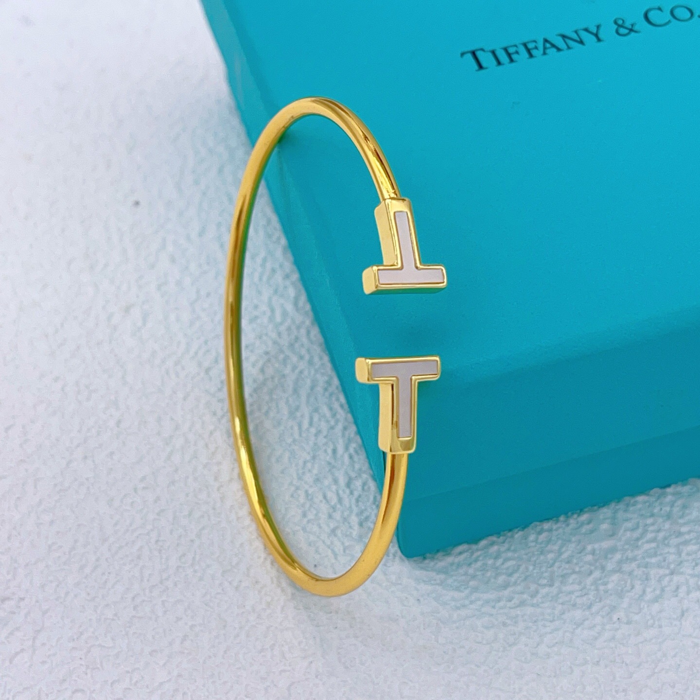 【Tiffany*帝芙尼最新款🆕🆕金色白贝双T手镯】一致官网黄铜材质，非常的上镜‼️设计很特别值得入手。