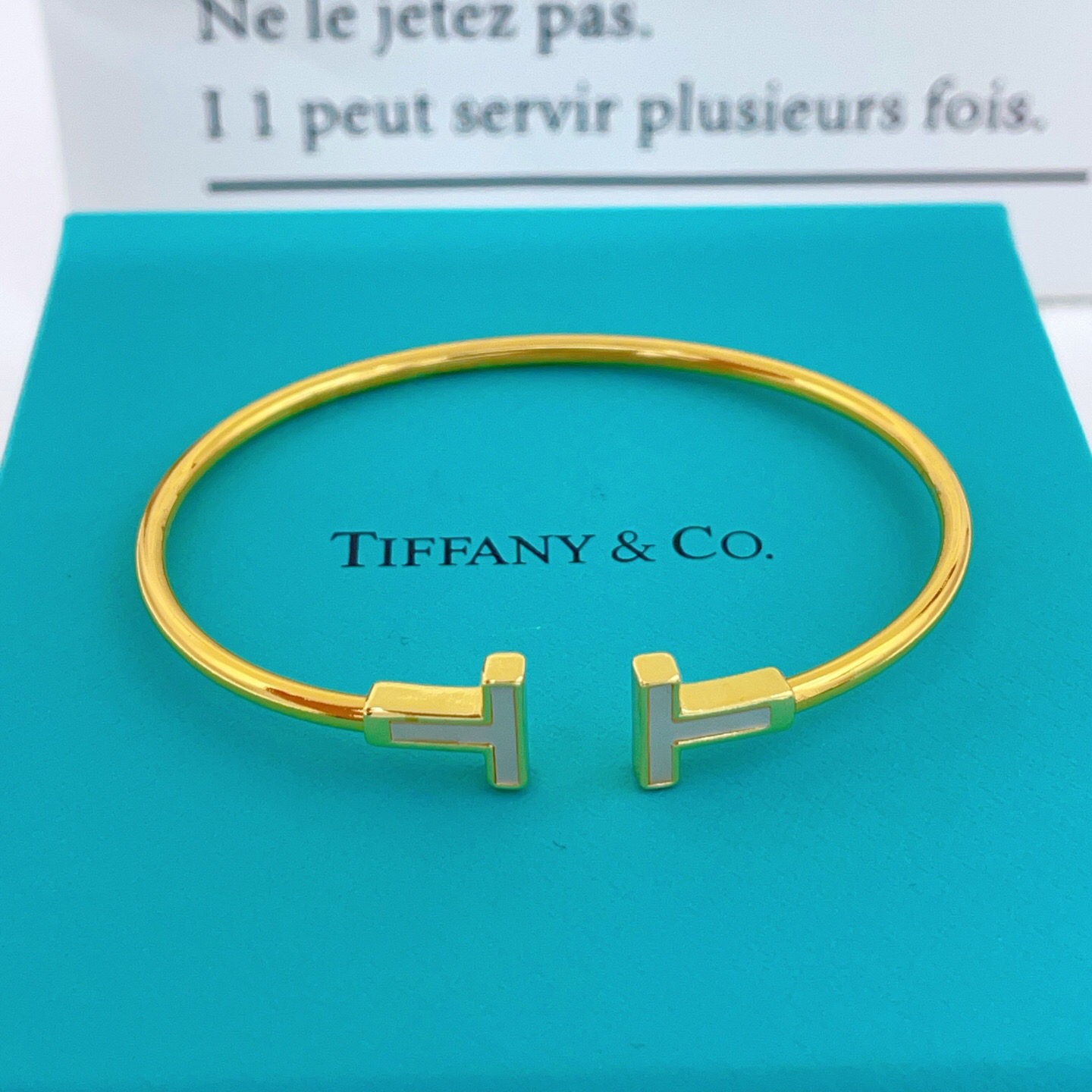 【Tiffany*帝芙尼最新款🆕🆕金色白贝双T手镯】一致官网黄铜材质，非常的上镜‼️设计很特别值得入手。
