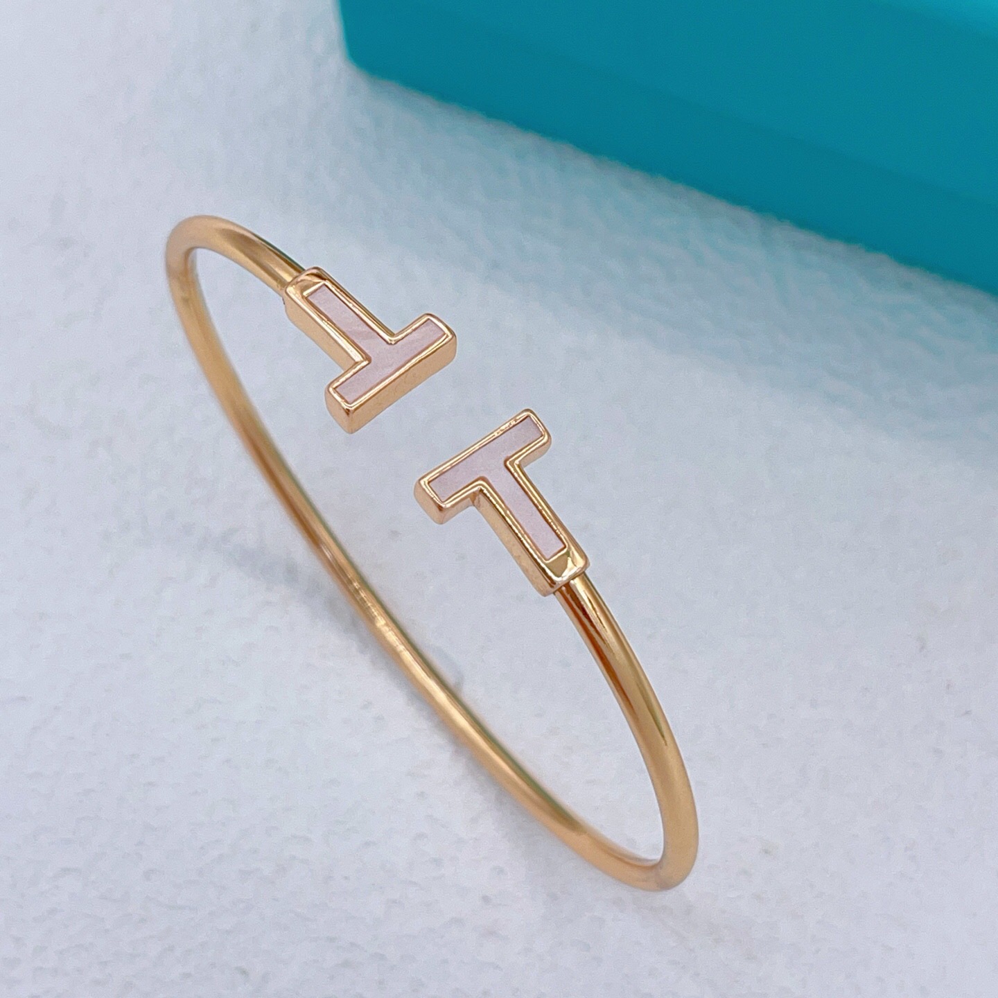 【Tiffany*帝芙尼最新款🆕🆕银色白贝双T手镯】一致官网黄铜材质，非常的上镜‼️设计很特别值得入手。