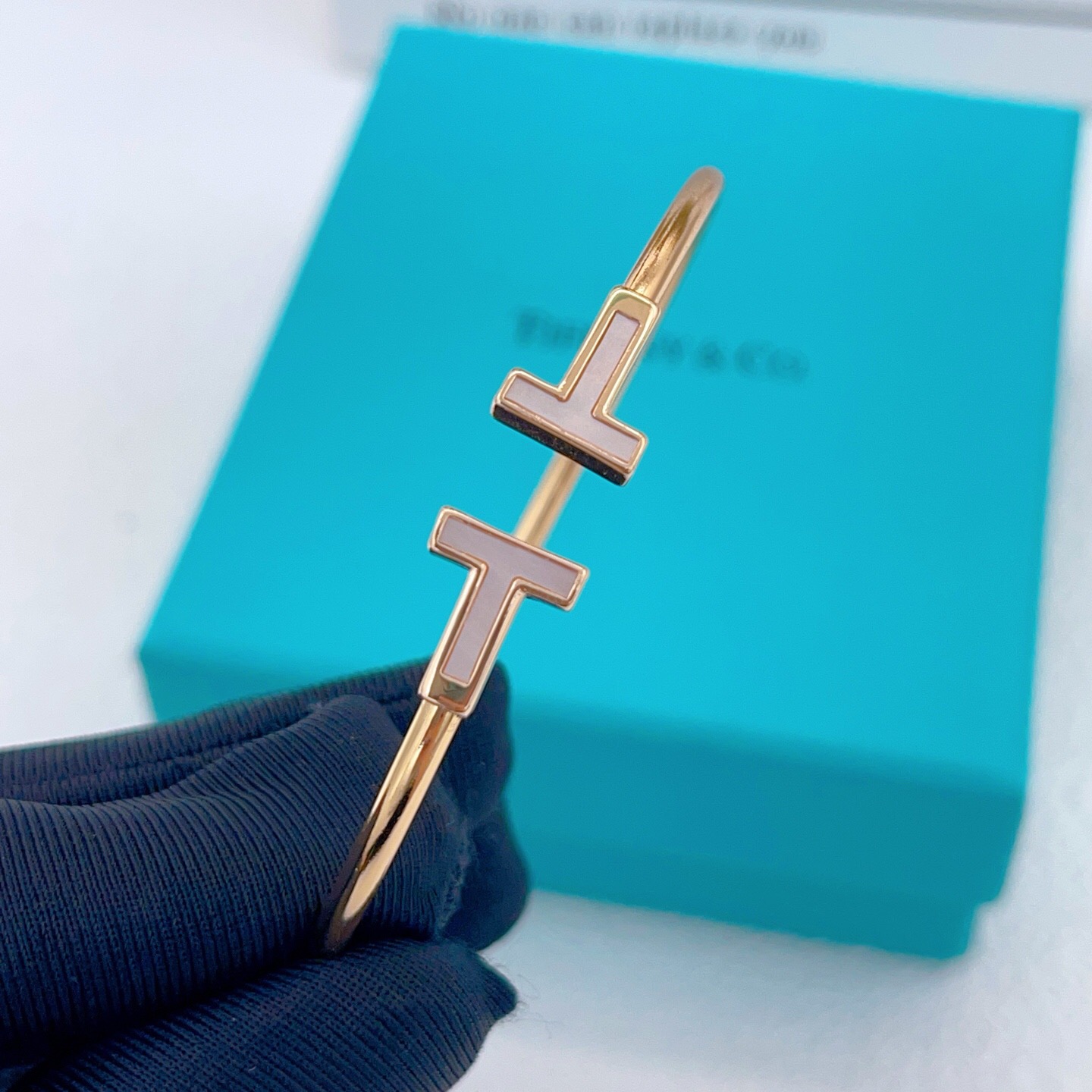 【Tiffany*帝芙尼最新款🆕🆕银色白贝双T手镯】一致官网黄铜材质，非常的上镜‼️设计很特别值得入手。