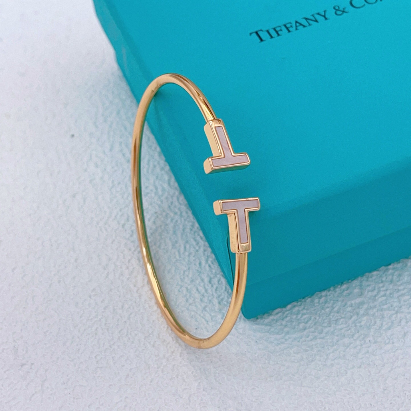 【Tiffany*帝芙尼最新款🆕🆕银色白贝双T手镯】一致官网黄铜材质，非常的上镜‼️设计很特别值得入手。