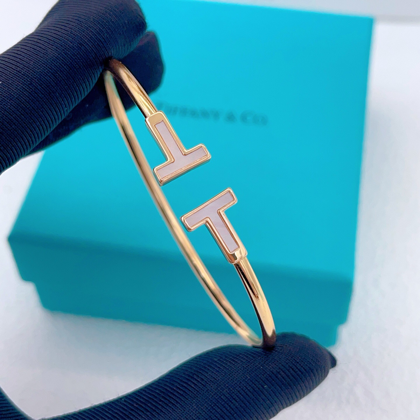【Tiffany*帝芙尼最新款🆕🆕银色白贝双T手镯】一致官网黄铜材质，非常的上镜‼️设计很特别值得入手。