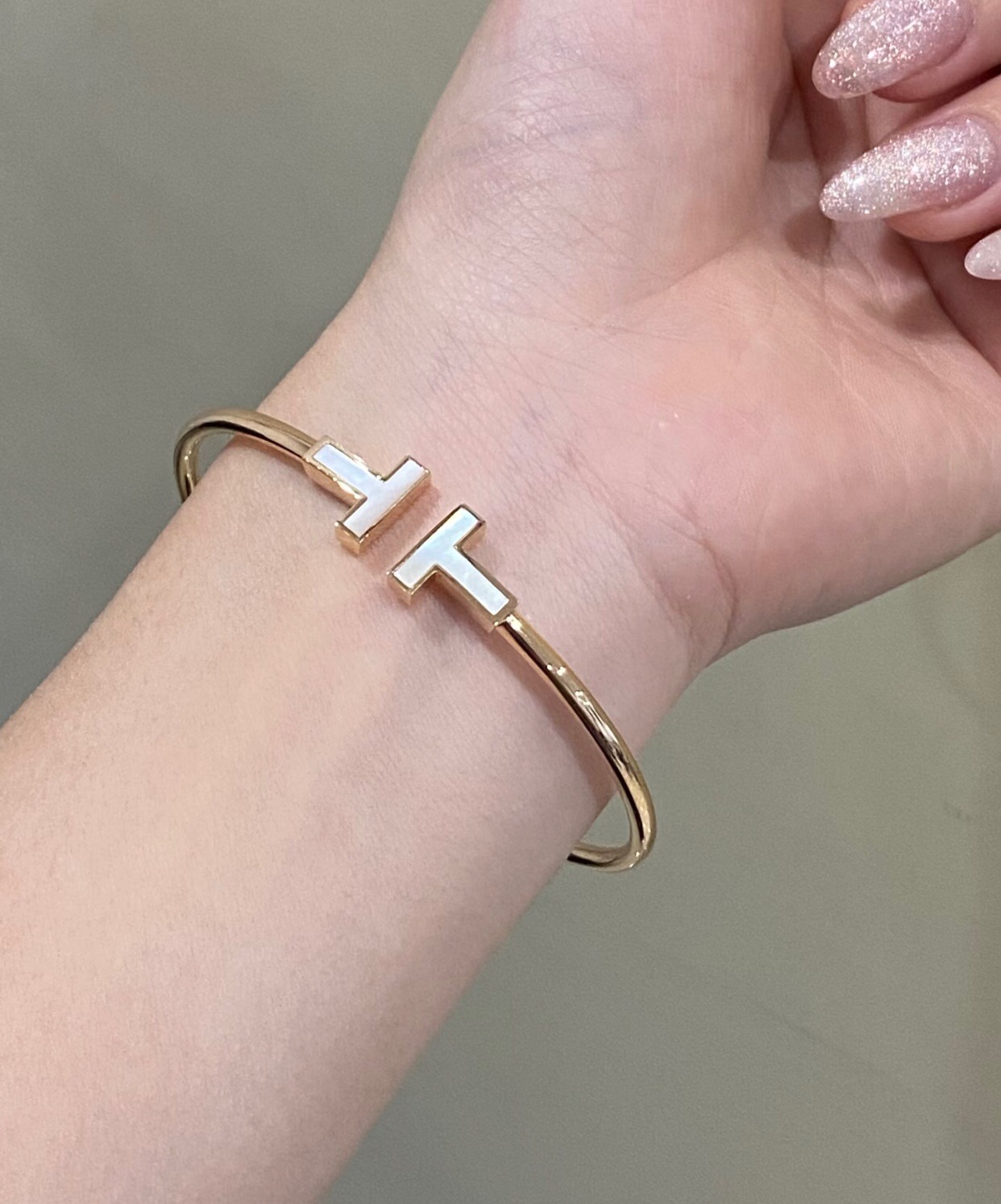 【Tiffany*帝芙尼最新款🆕🆕银色白贝双T手镯】一致官网黄铜材质，非常的上镜‼️设计很特别值得入手。