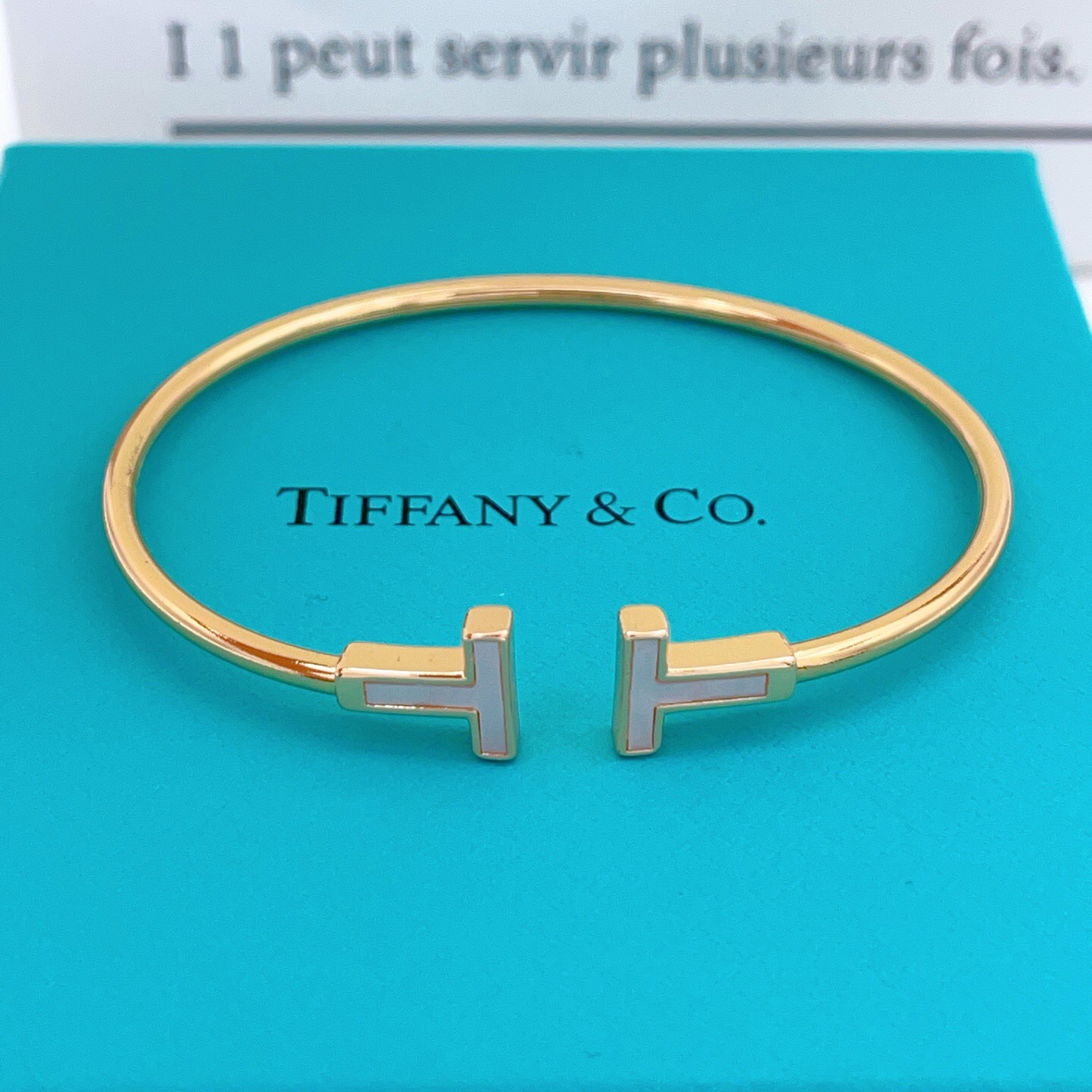 【Tiffany*帝芙尼最新款🆕🆕银色白贝双T手镯】一致官网黄铜材质，非常的上镜‼️设计很特别值得入手。