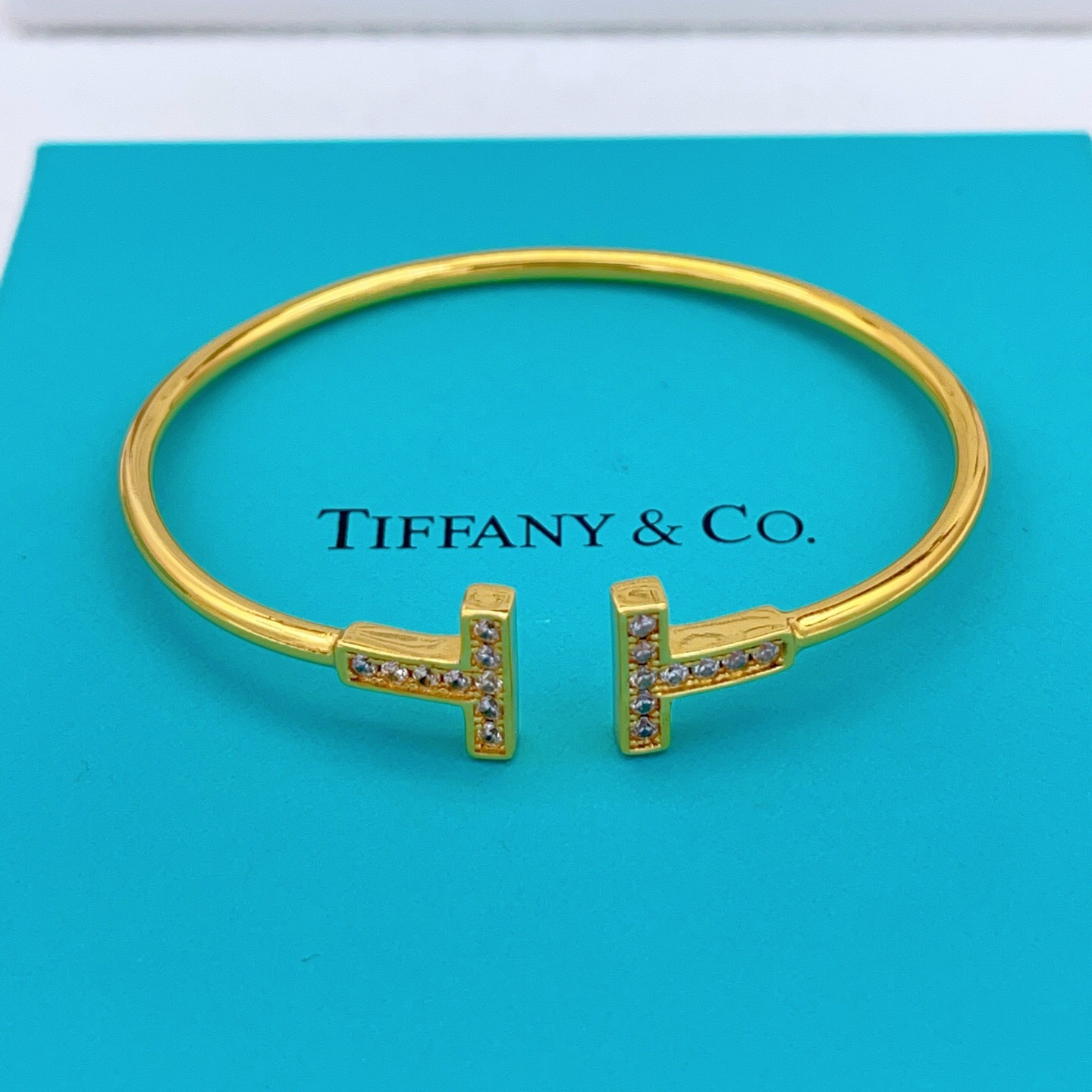 【Tiffany*帝芙尼最新款🆕🆕金色满钻双T手镯】一致官网黄铜材质，非常的上镜‼️设计很特别值得入手。