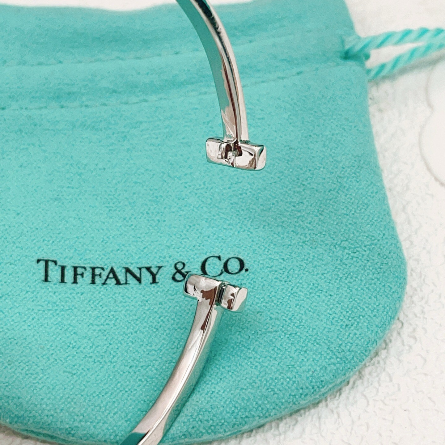 【Tiffany*帝芙尼最新款🆕🆕银色满钻双T手镯】一致官网黄铜材质，非常的上镜‼️设计很特别值得入手。