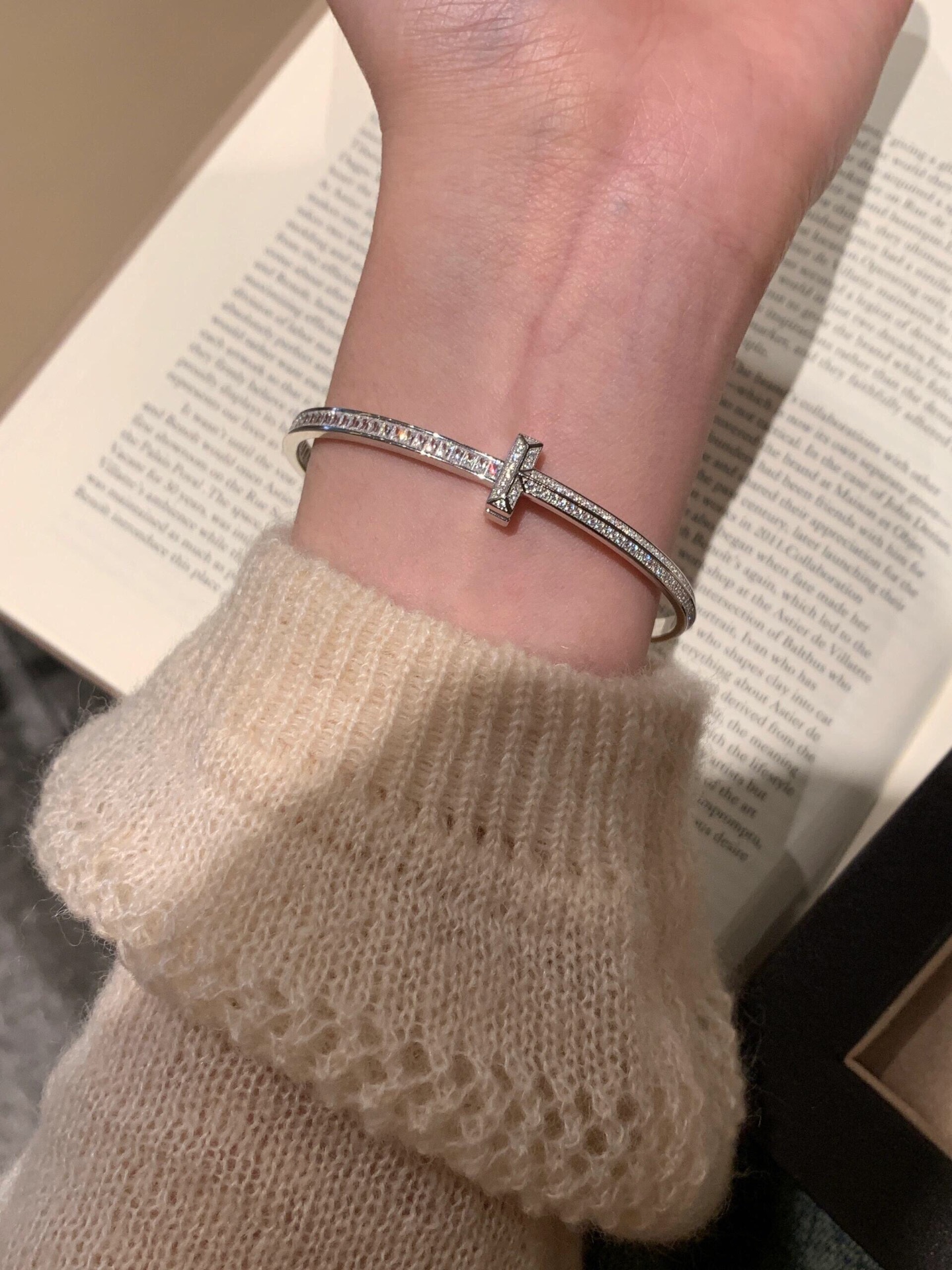 【Tiffany*帝芙尼最新款🆕🆕金色满钻双T手镯】一致官网黄铜材质，非常的上镜‼️设计很特别值得入手。