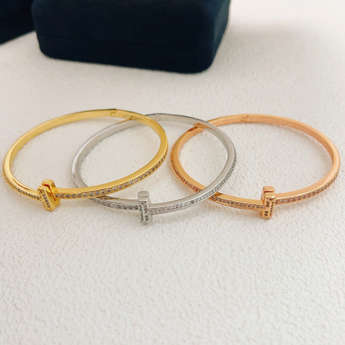 【Tiffany*帝芙尼最新款🆕🆕玫瑰金满钻双T手镯】一致官网黄铜材质，非常的上镜‼️设计很特别值得入手