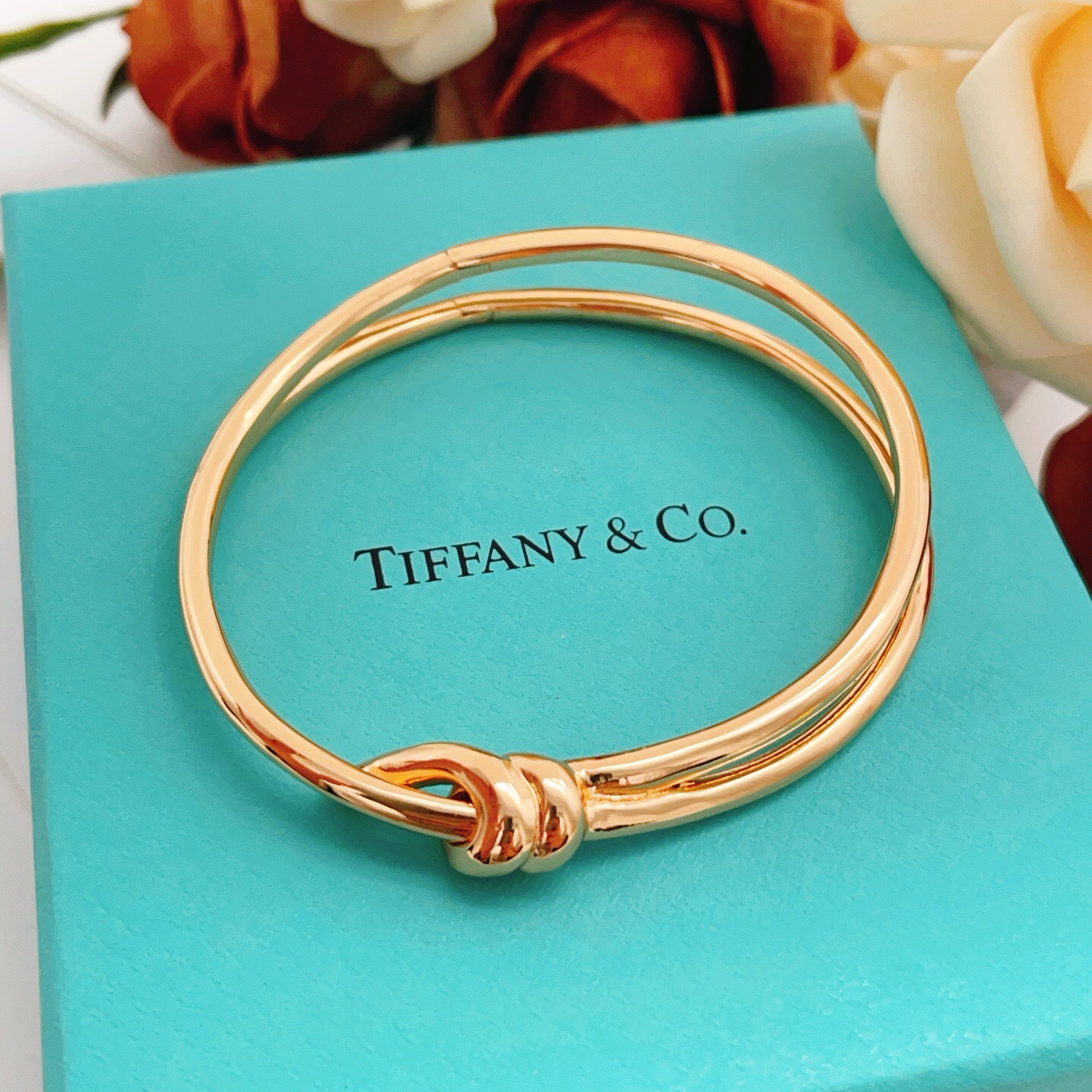 【Tiffany*帝芙尼最新款🆕🆕玫瑰金光面双行绳结手镯】一致官网黄铜材质，非常的上镜‼️设计很特别值得