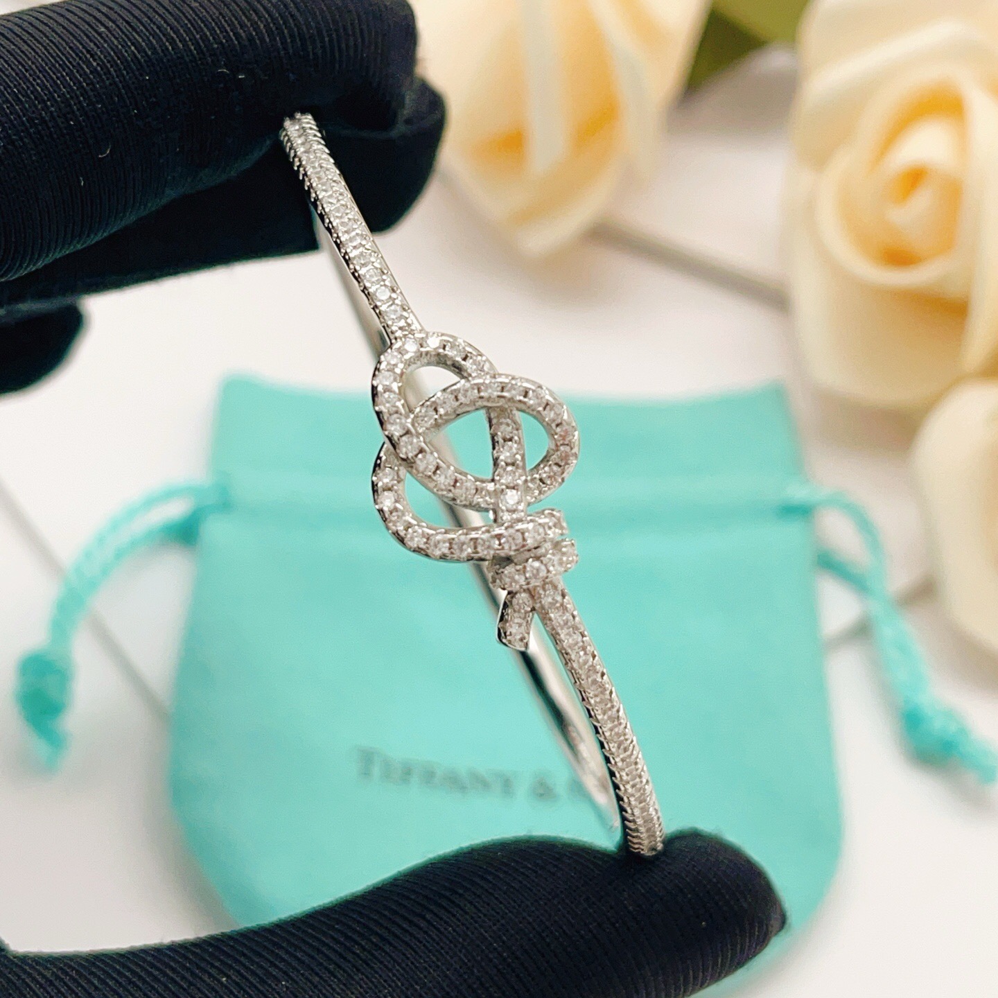 【Tiffany*帝芙尼最新款🆕🆕银色镶钻绳结手镯】一致官网黄铜材质，非常的上镜‼️设计很特别值得入手。