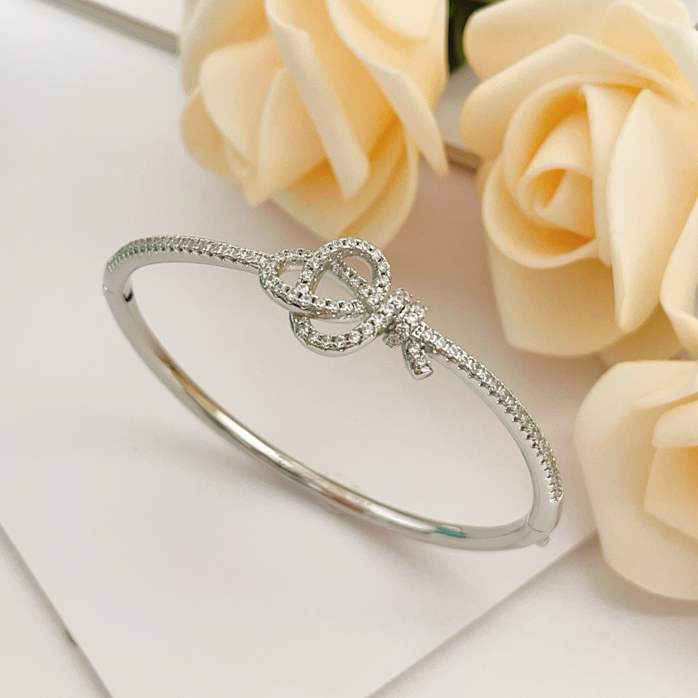 【Tiffany*帝芙尼最新款🆕🆕银色镶钻绳结手镯】一致官网黄铜材质，非常的上镜‼️设计很特别值得入手。