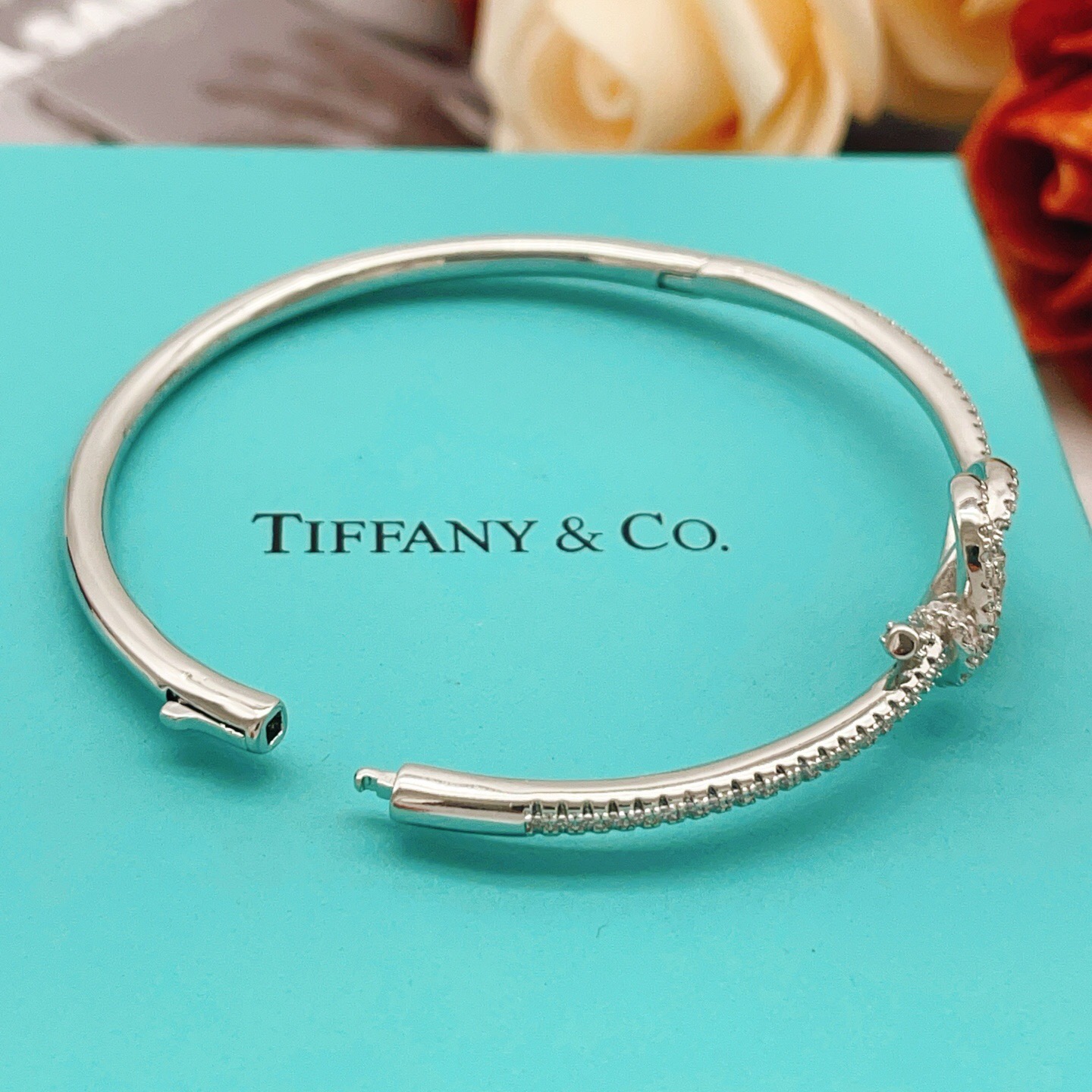 【Tiffany*帝芙尼最新款🆕🆕银色镶钻绳结手镯】一致官网黄铜材质，非常的上镜‼️设计很特别值得入手。