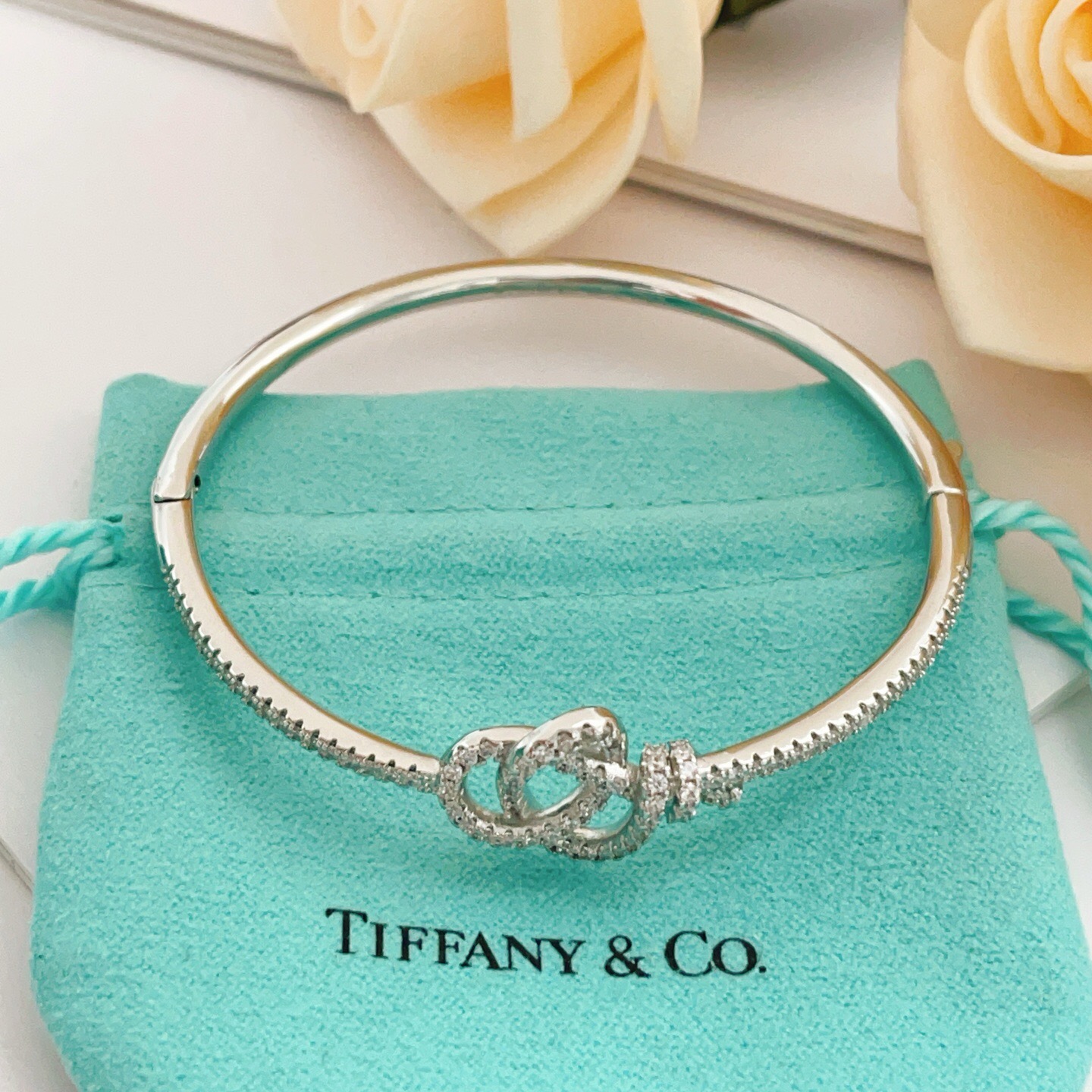 【Tiffany*帝芙尼最新款🆕🆕银色镶钻绳结手镯】一致官网黄铜材质，非常的上镜‼️设计很特别值得入手。