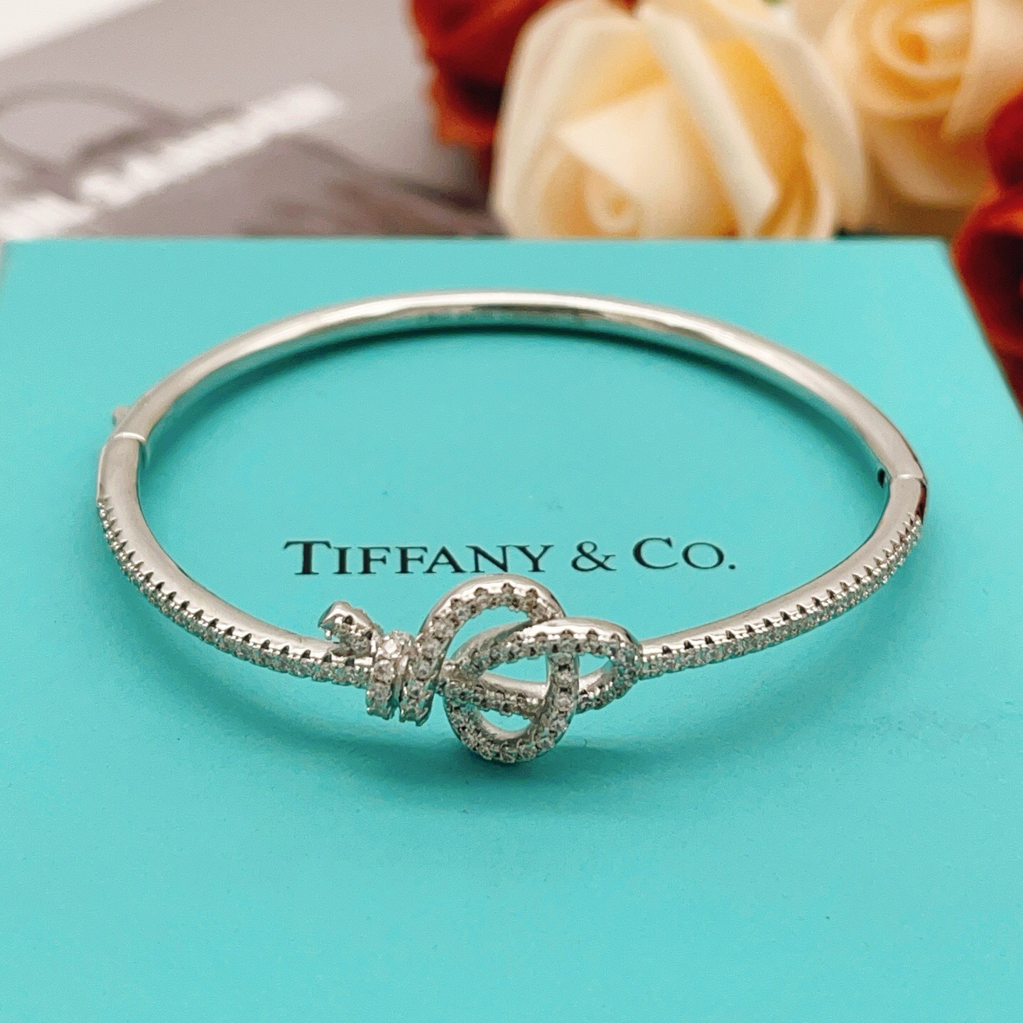【Tiffany*帝芙尼最新款🆕🆕银色镶钻绳结手镯】一致官网黄铜材质，非常的上镜‼️设计很特别值得入手。