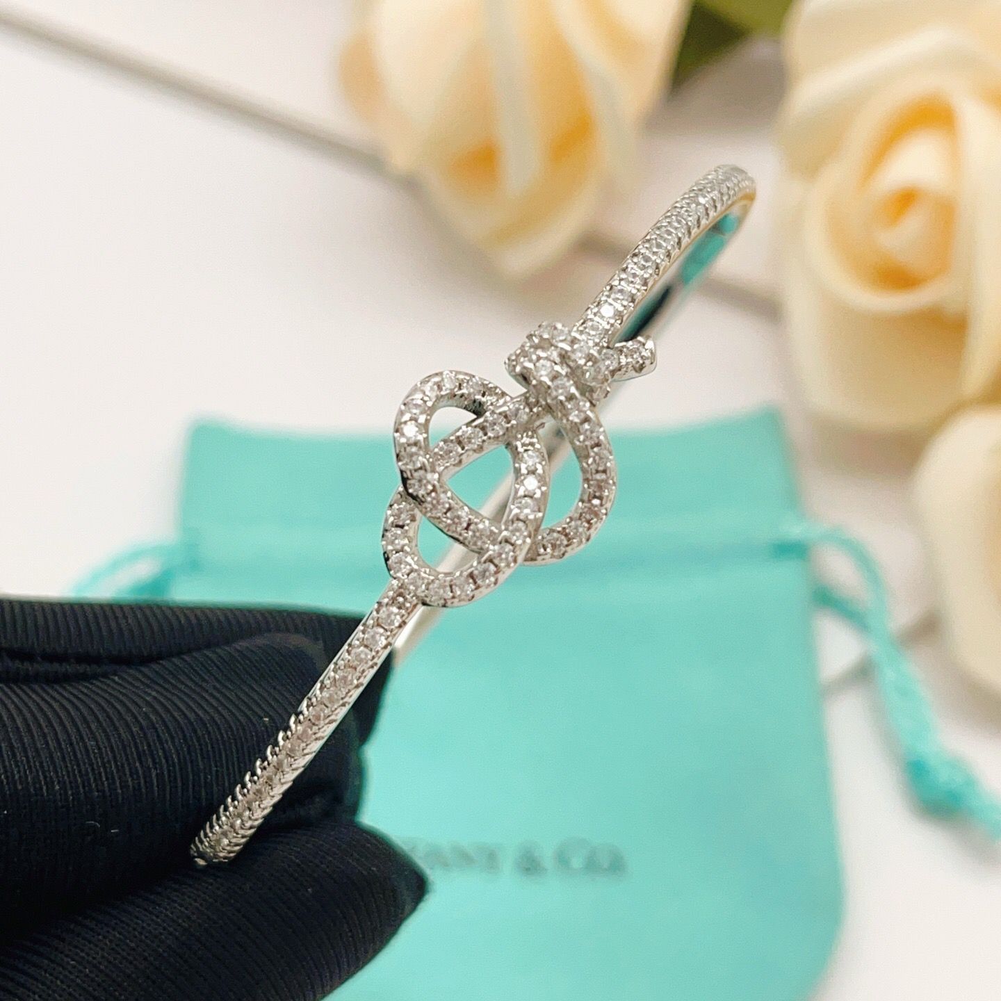 【Tiffany*帝芙尼最新款🆕🆕银色镶钻绳结手镯】一致官网黄铜材质，非常的上镜‼️设计很特别值得入手。