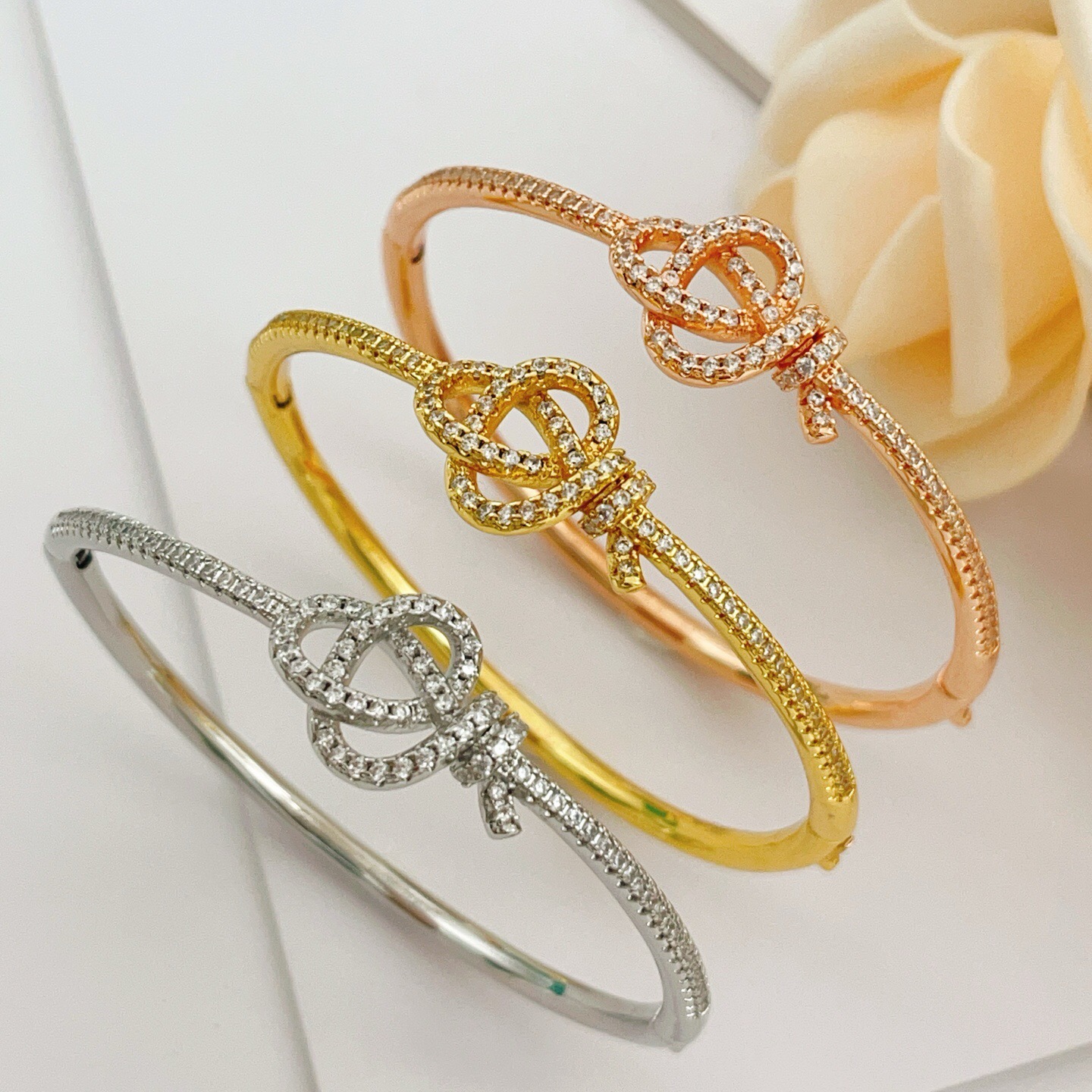 【Tiffany*帝芙尼最新款🆕🆕玫瑰金镶钻绳结手镯】一致官网黄铜材质，非常的上镜‼️设计很特别值得入手