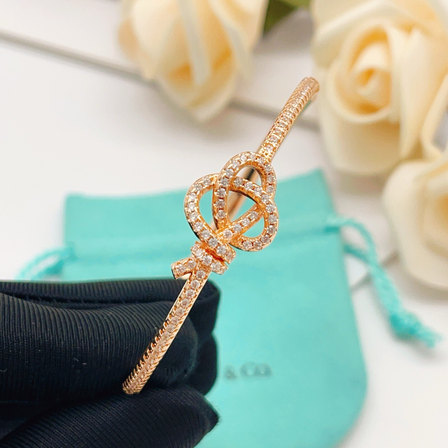 【Tiffany*帝芙尼最新款🆕🆕玫瑰金镶钻绳结手镯】一致官网黄铜材质，非常的上镜‼️设计很特别值得入手