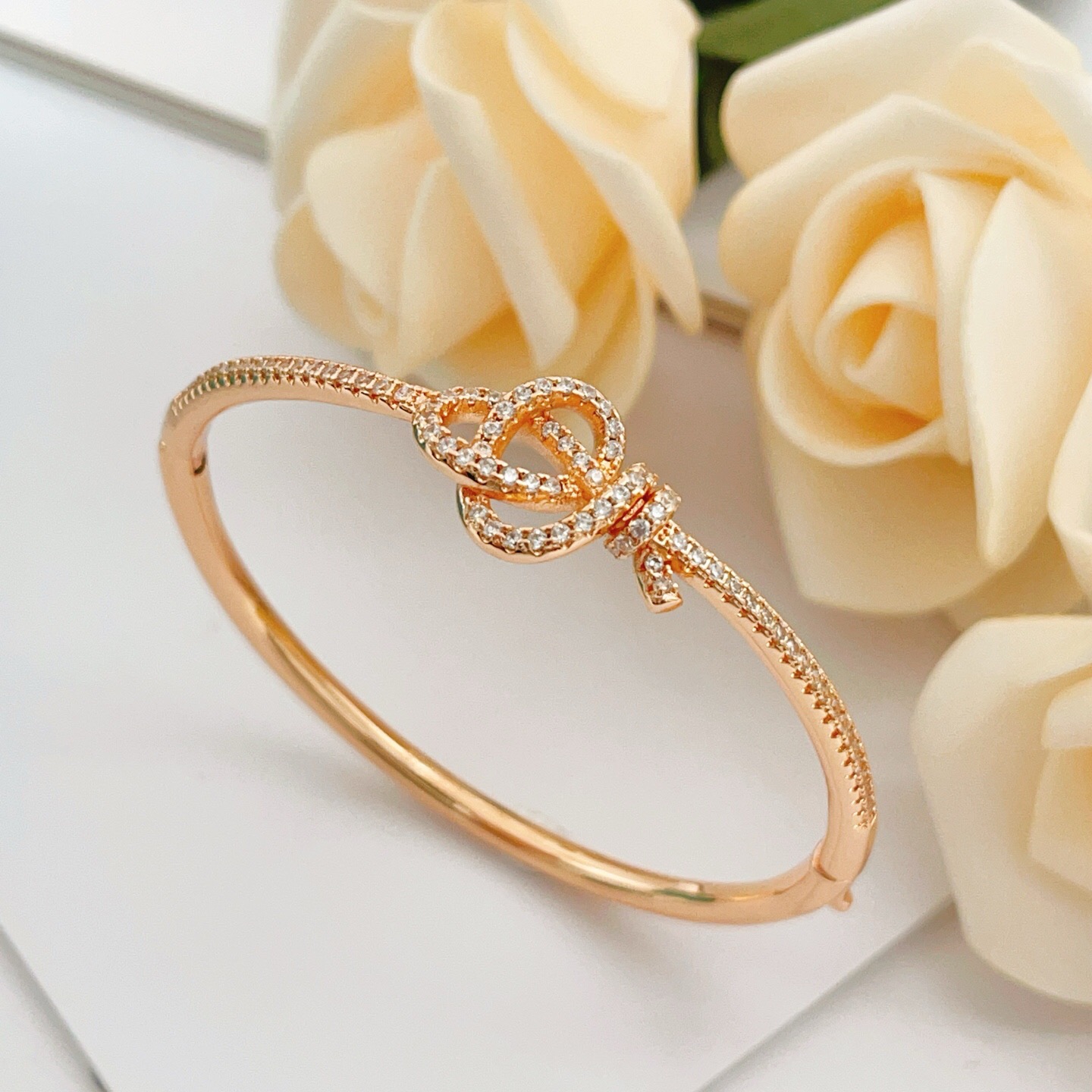 【Tiffany*帝芙尼最新款🆕🆕玫瑰金镶钻绳结手镯】一致官网黄铜材质，非常的上镜‼️设计很特别值得入手