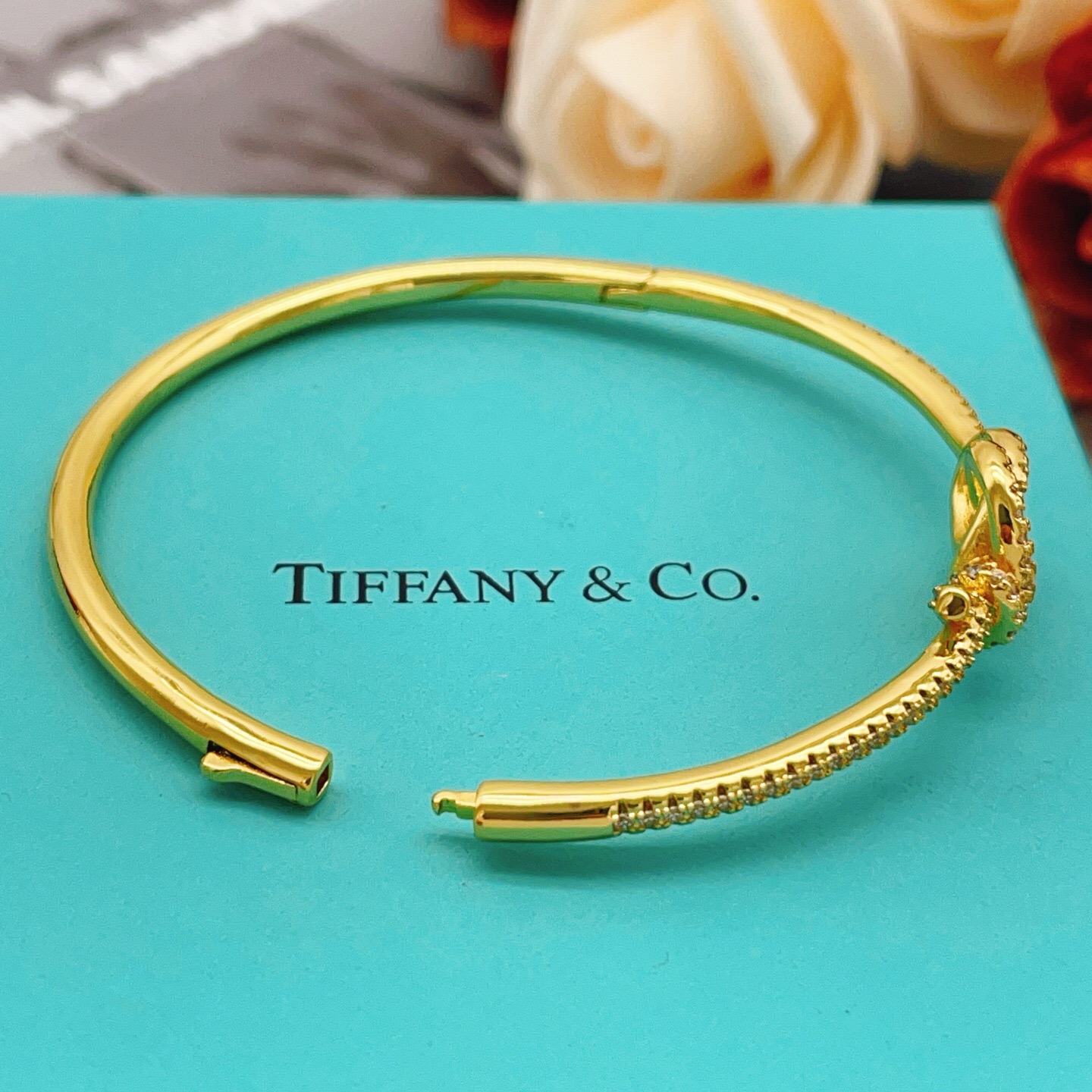 【Tiffany*帝芙尼最新款🆕🆕金色镶钻绳结手镯】一致官网黄铜材质，非常的上镜‼️设计很特别值得入手。