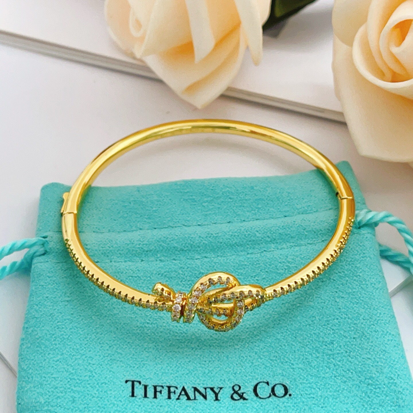 【Tiffany*帝芙尼最新款🆕🆕金色镶钻绳结手镯】一致官网黄铜材质，非常的上镜‼️设计很特别值得入手。