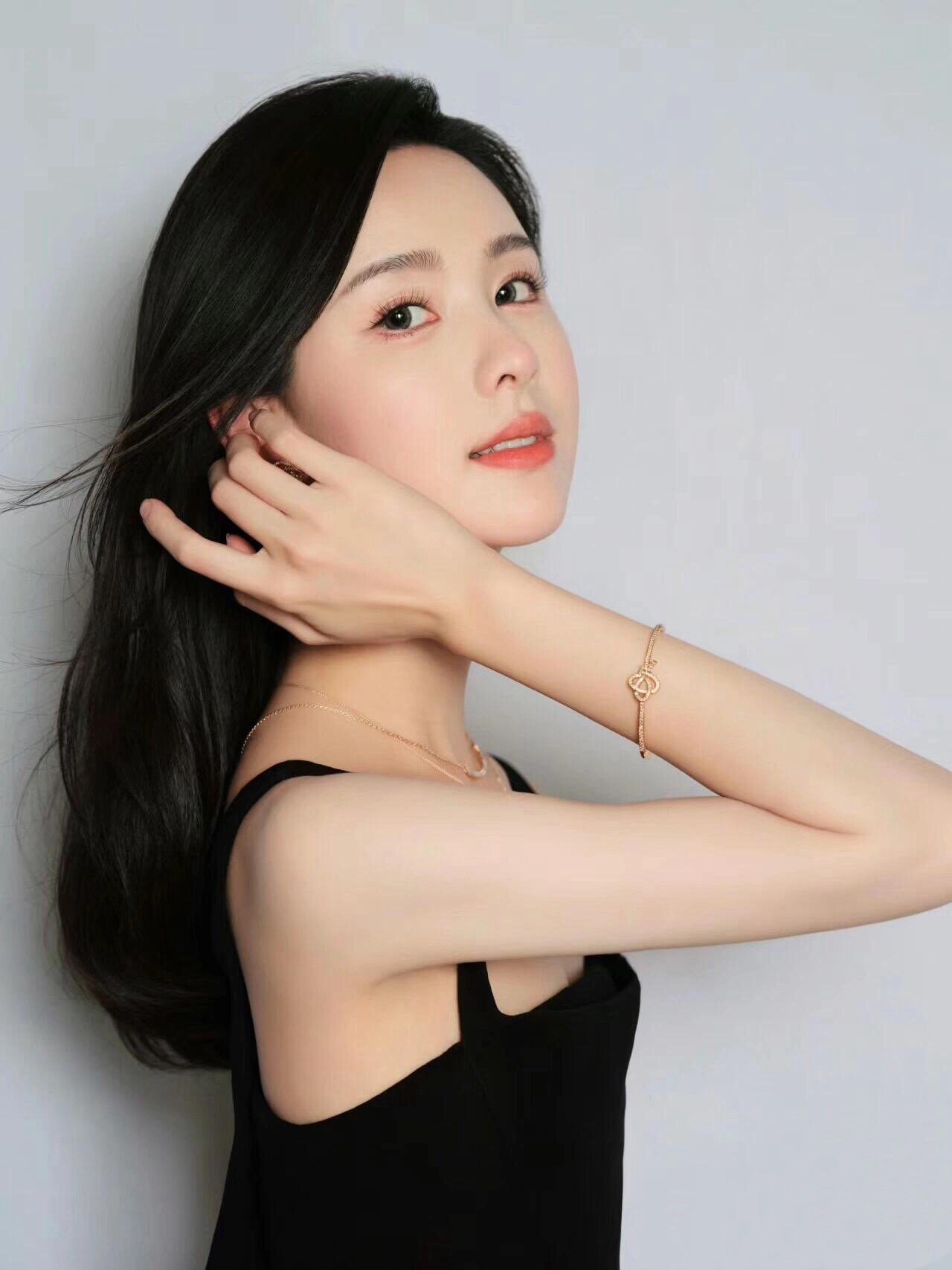 【Tiffany*帝芙尼最新款🆕🆕金色镶钻绳结手镯】一致官网黄铜材质，非常的上镜‼️设计很特别值得入手。