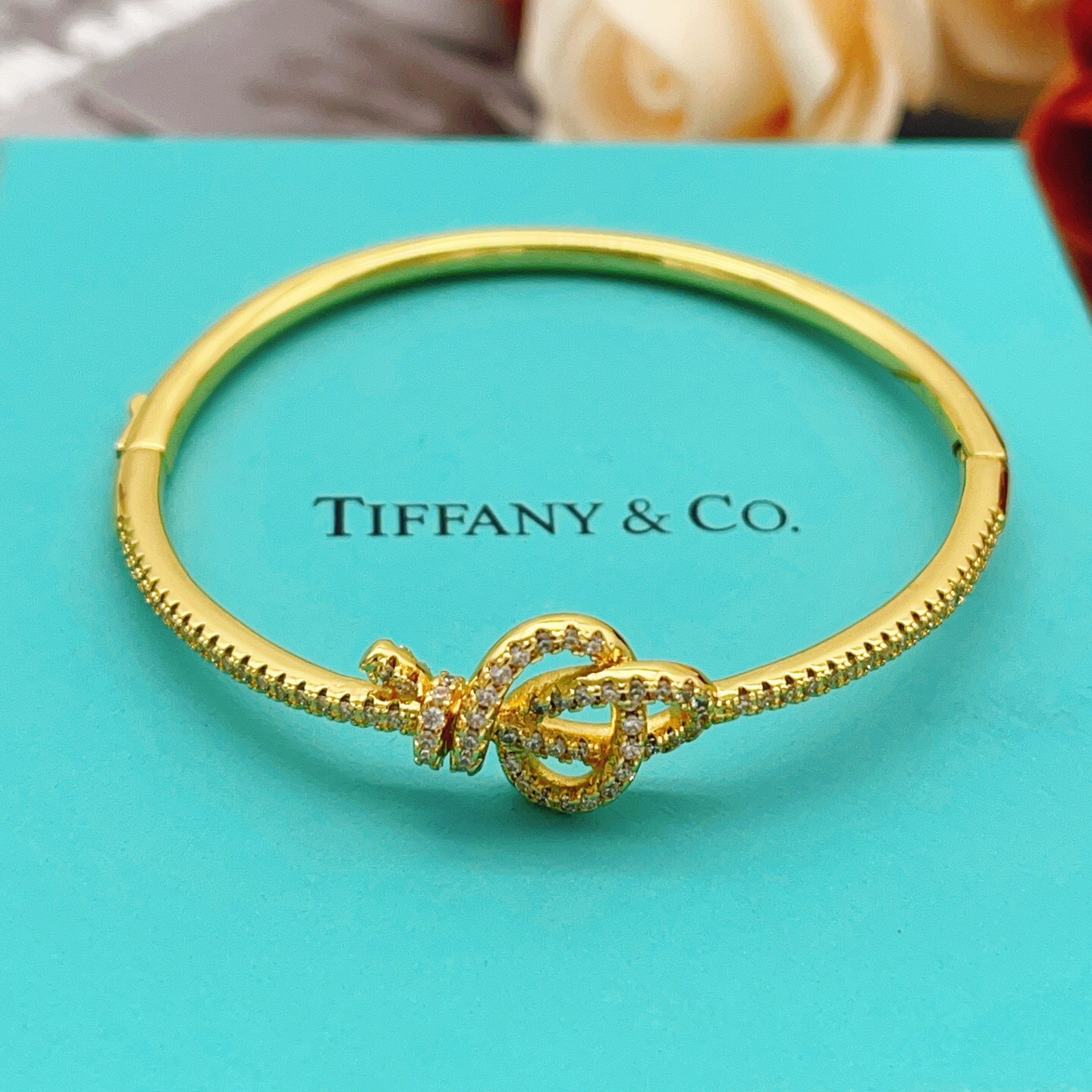 【Tiffany*帝芙尼最新款🆕🆕金色镶钻绳结手镯】一致官网黄铜材质，非常的上镜‼️设计很特别值得入手。