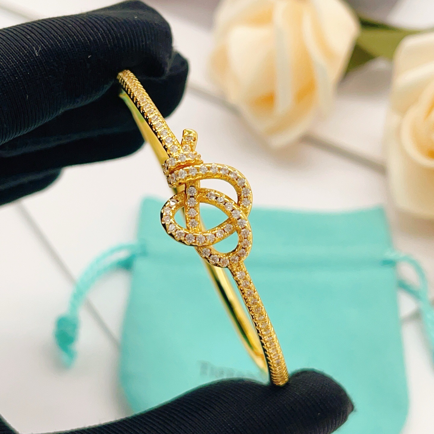 【Tiffany*帝芙尼最新款🆕🆕金色镶钻绳结手镯】一致官网黄铜材质，非常的上镜‼️设计很特别值得入手。