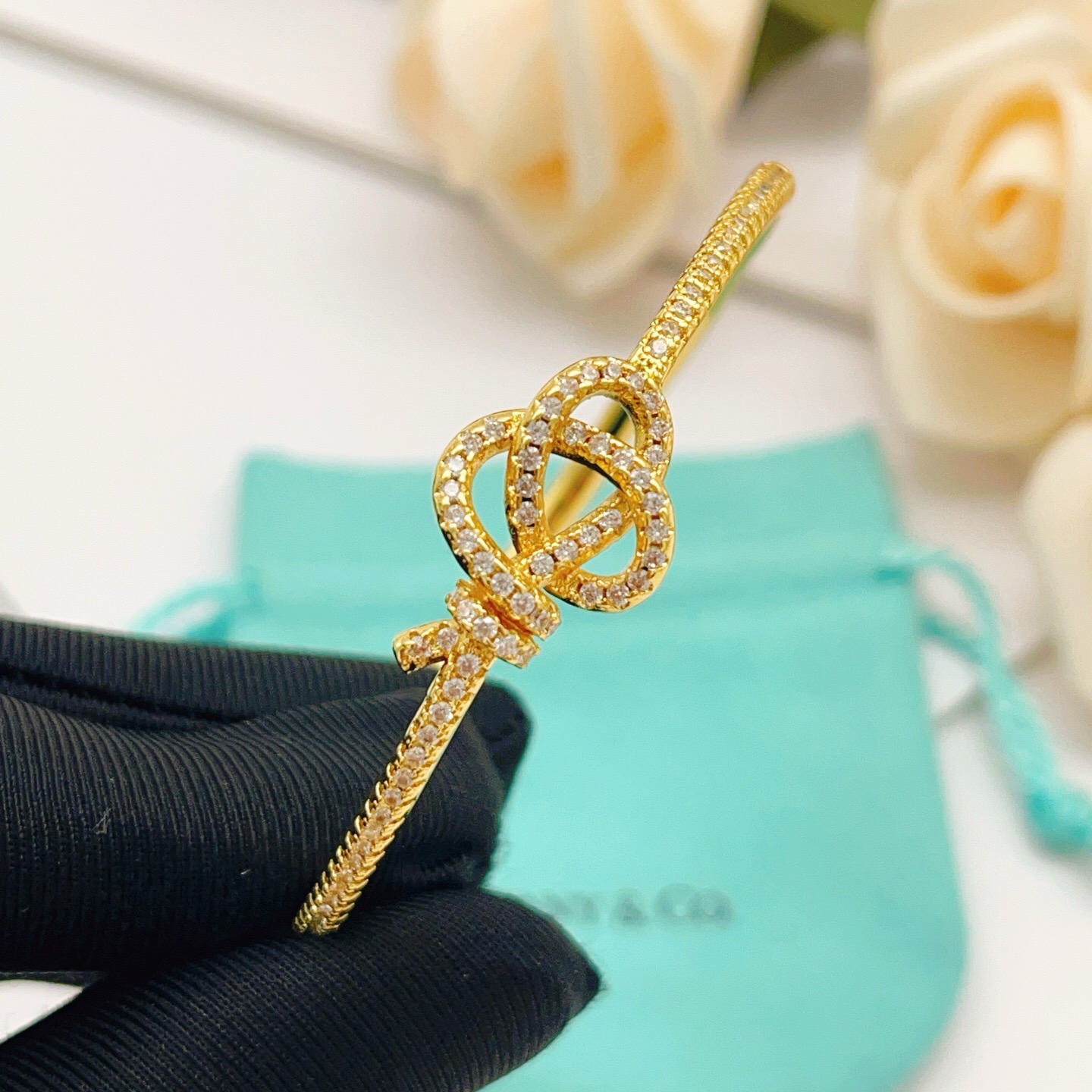 【Tiffany*帝芙尼最新款🆕🆕金色镶钻绳结手镯】一致官网黄铜材质，非常的上镜‼️设计很特别值得入手。