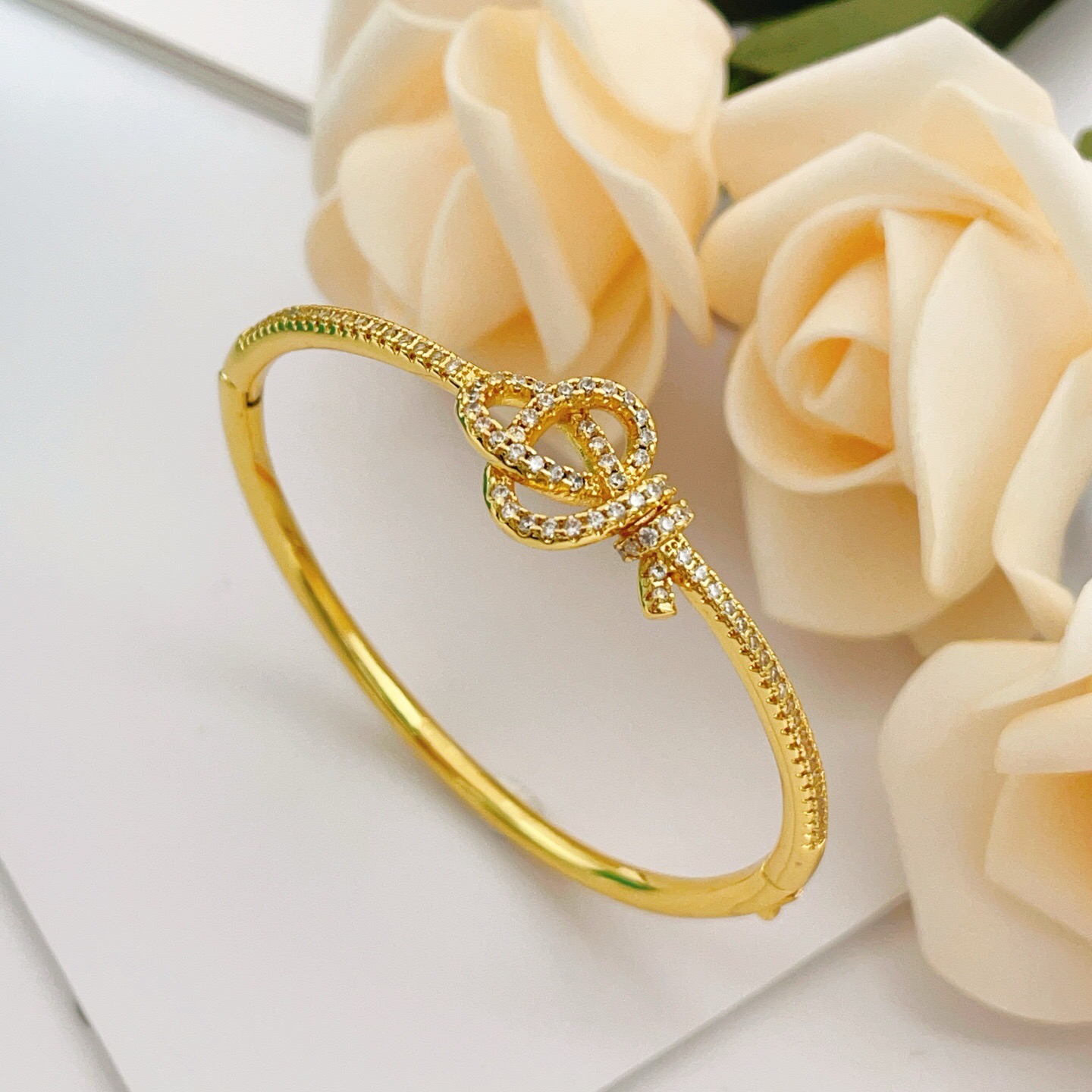 【Tiffany*帝芙尼最新款🆕🆕金色镶钻绳结手镯】一致官网黄铜材质，非常的上镜‼️设计很特别值得入手。