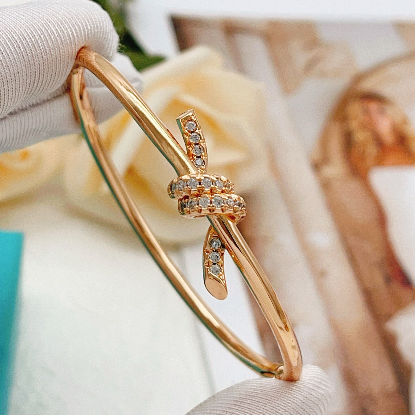 【Tiffany*帝芙尼最新款🆕🆕玫瑰金镶钻绳结手镯】一致官网黄铜材质，非常的上镜‼️设计很特别值得入手