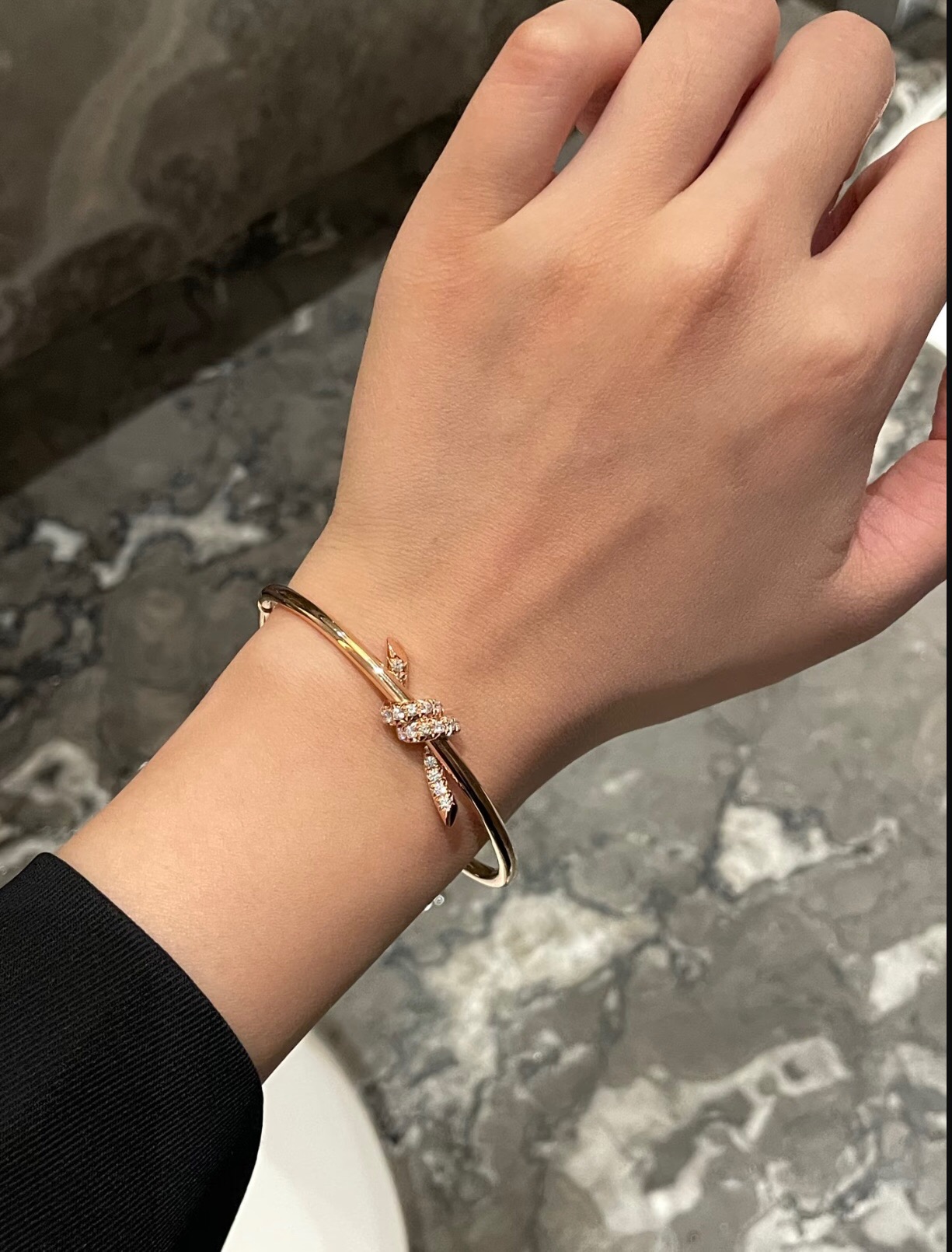 【Tiffany*帝芙尼最新款🆕🆕玫瑰金镶钻绳结手镯】一致官网黄铜材质，非常的上镜‼️设计很特别值得入手