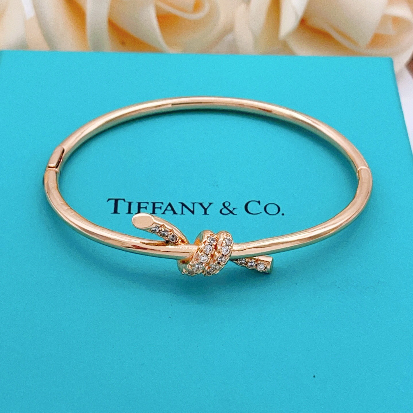【Tiffany*帝芙尼最新款🆕🆕玫瑰金镶钻绳结手镯】一致官网黄铜材质，非常的上镜‼️设计很特别值得入手