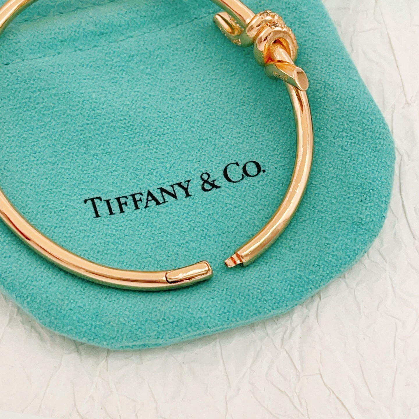 【Tiffany*帝芙尼最新款🆕🆕玫瑰金镶钻绳结手镯】一致官网黄铜材质，非常的上镜‼️设计很特别值得入手