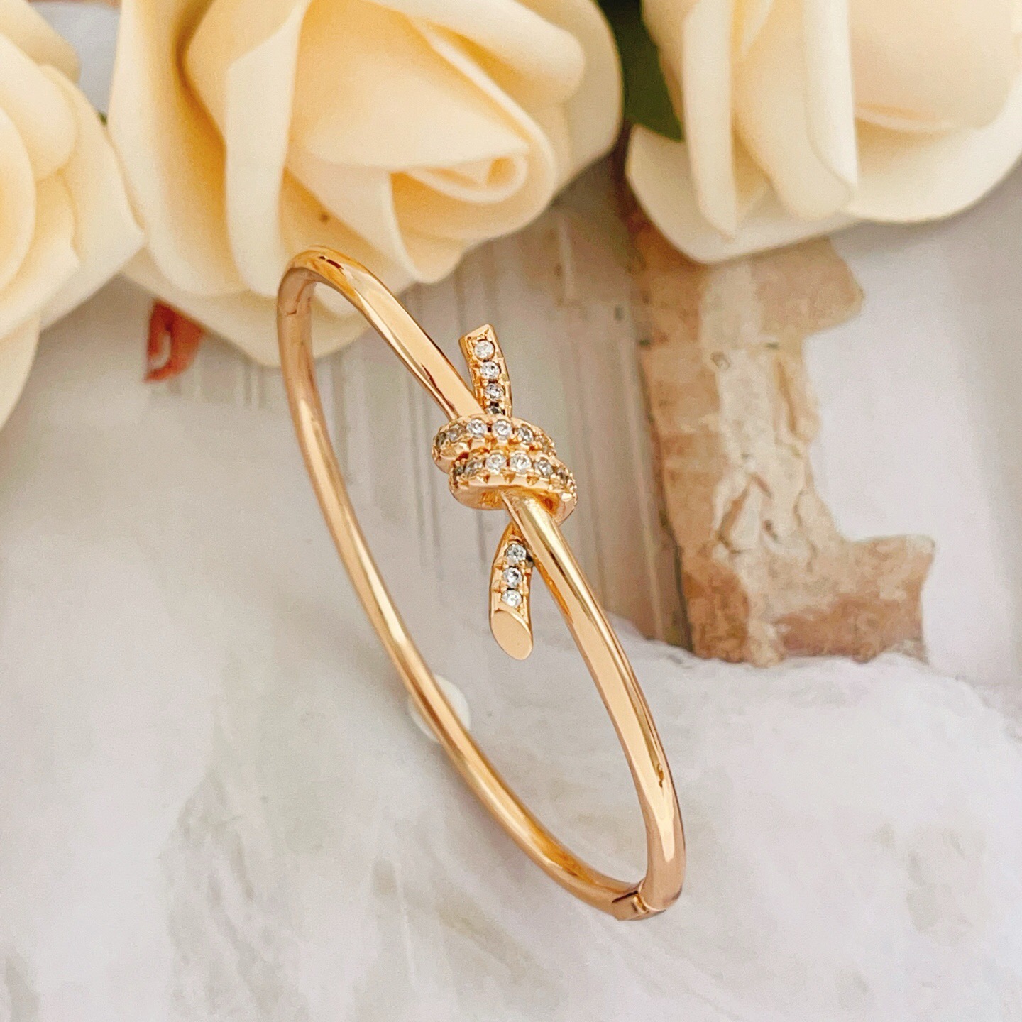 【Tiffany*帝芙尼最新款🆕🆕玫瑰金镶钻绳结手镯】一致官网黄铜材质，非常的上镜‼️设计很特别值得入手