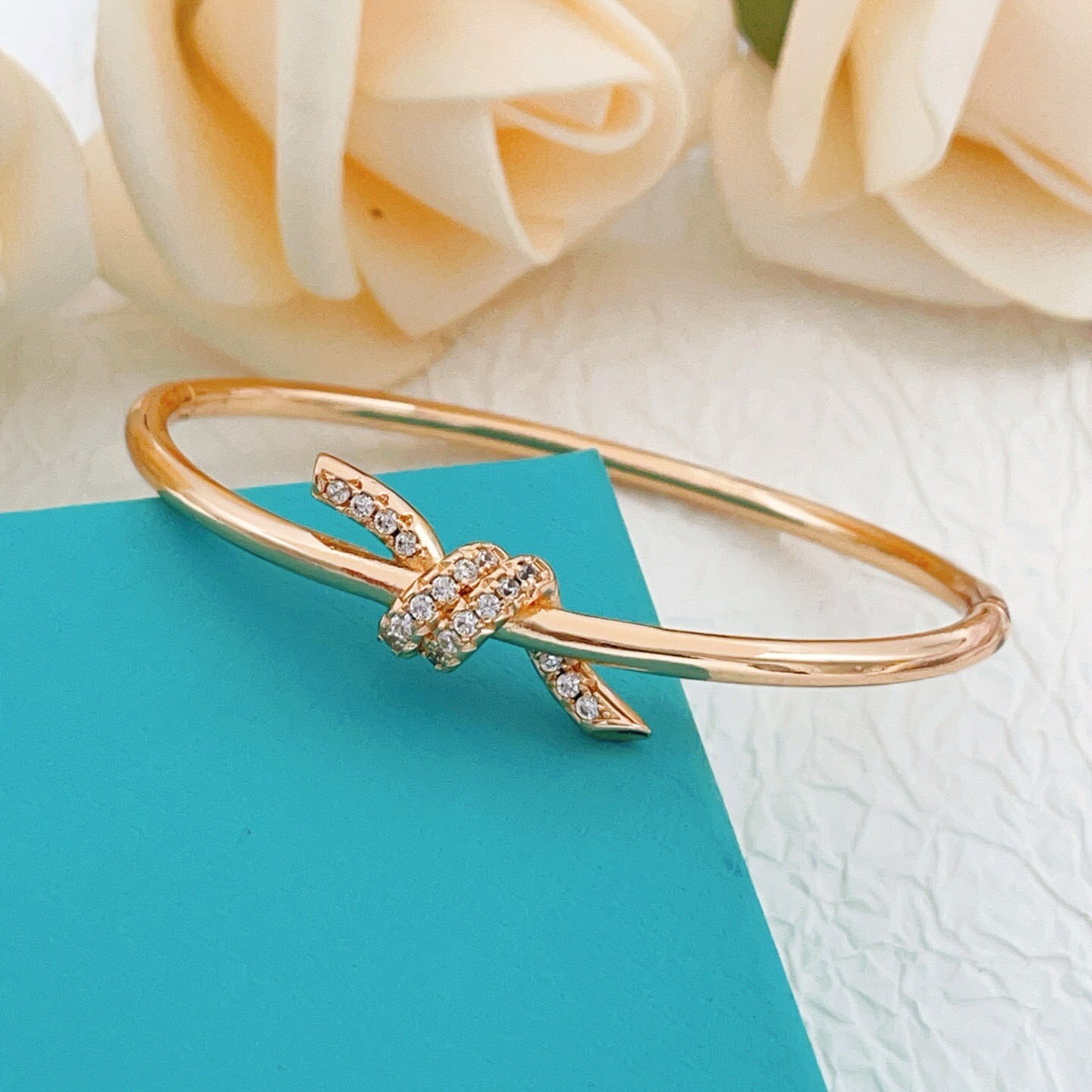 【Tiffany*帝芙尼最新款🆕🆕玫瑰金镶钻绳结手镯】一致官网黄铜材质，非常的上镜‼️设计很特别值得入手