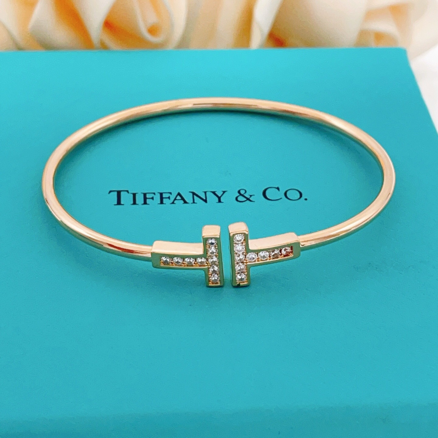 【Tiffany*帝芙尼最新款🆕🆕玫瑰金满钻双T手镯】一致官网黄铜材质，非常的上镜‼️设计很特别值得入手