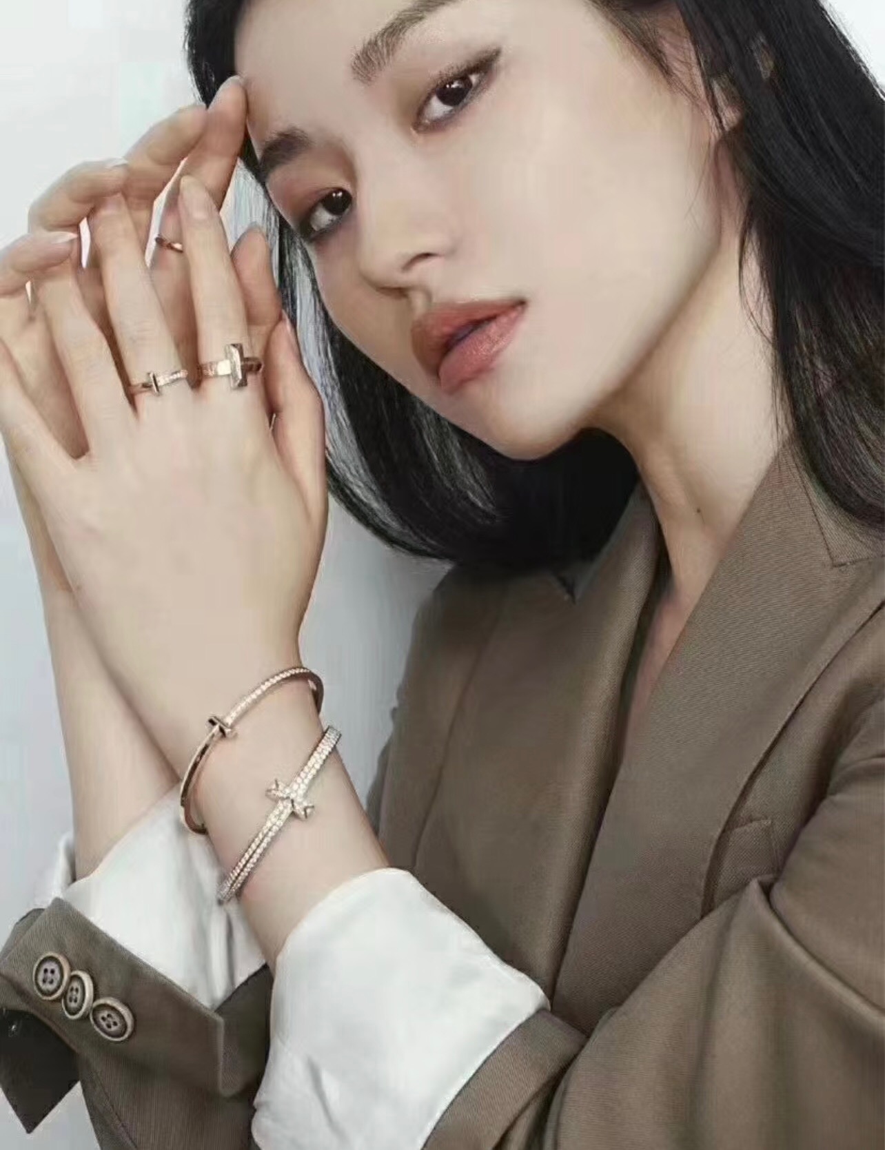 【Tiffany*帝芙尼最新款🆕🆕银色光面边钻T手镯】一致官网黄铜材质，非常的上镜‼️设计很特别值得入手