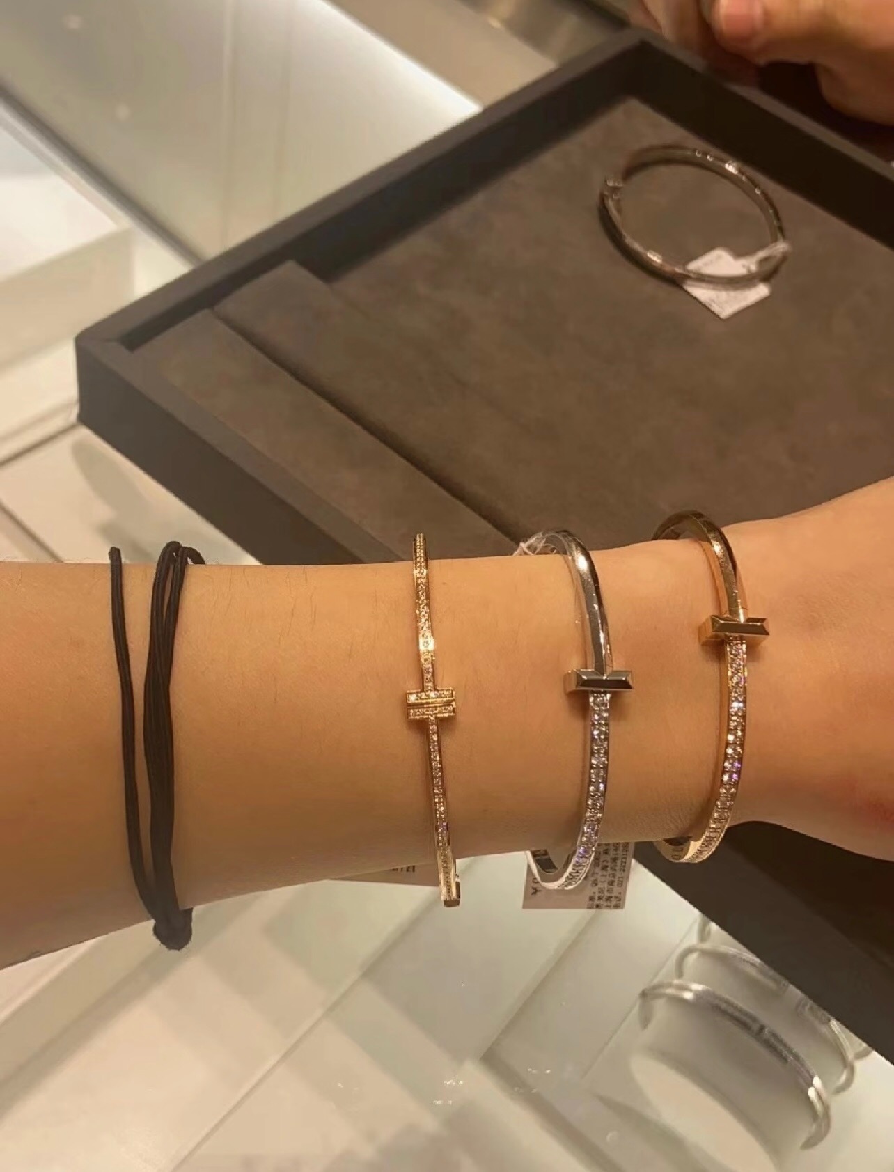 【Tiffany*帝芙尼最新款🆕🆕银色光面边钻T手镯】一致官网黄铜材质，非常的上镜‼️设计很特别值得入手