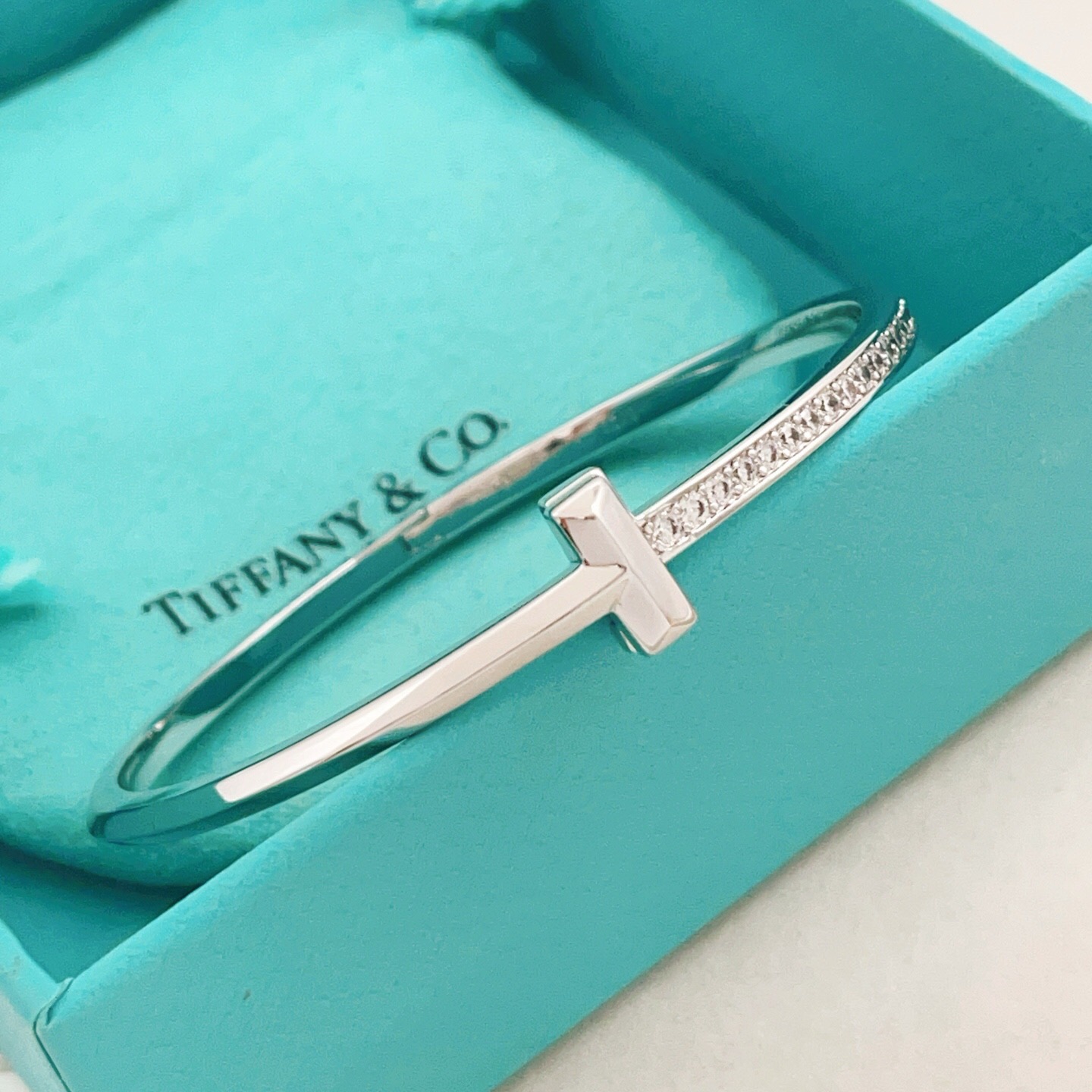 【Tiffany*帝芙尼最新款🆕🆕银色光面边钻T手镯】一致官网黄铜材质，非常的上镜‼️设计很特别值得入手