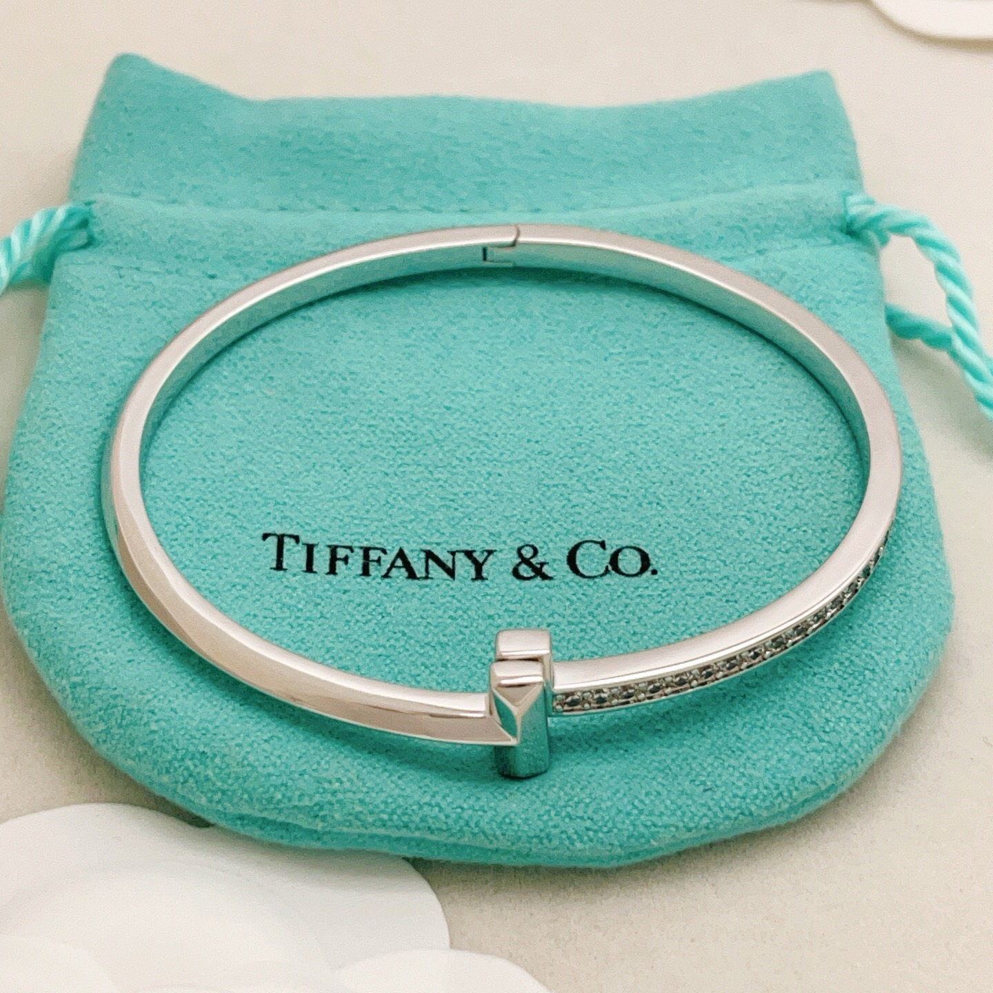 【Tiffany*帝芙尼最新款🆕🆕银色光面边钻T手镯】一致官网黄铜材质，非常的上镜‼️设计很特别值得入手