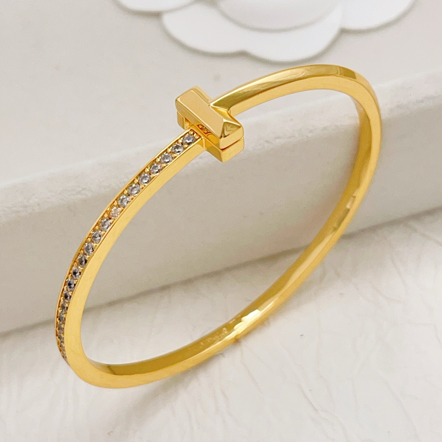 【Tiffany*帝芙尼最新款🆕🆕金色光面边钻T手镯】一致官网黄铜材质，非常的上镜‼️设计很特别值得入手