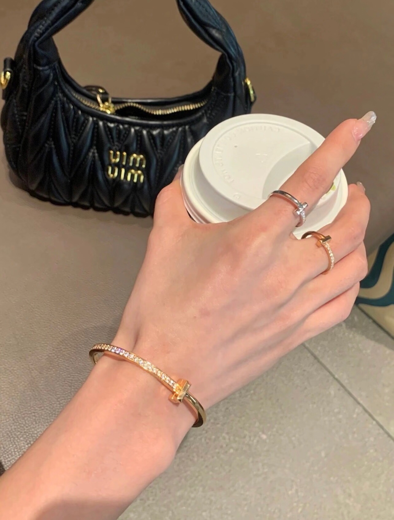 【Tiffany*帝芙尼最新款🆕🆕金色光面边钻T手镯】一致官网黄铜材质，非常的上镜‼️设计很特别值得入手