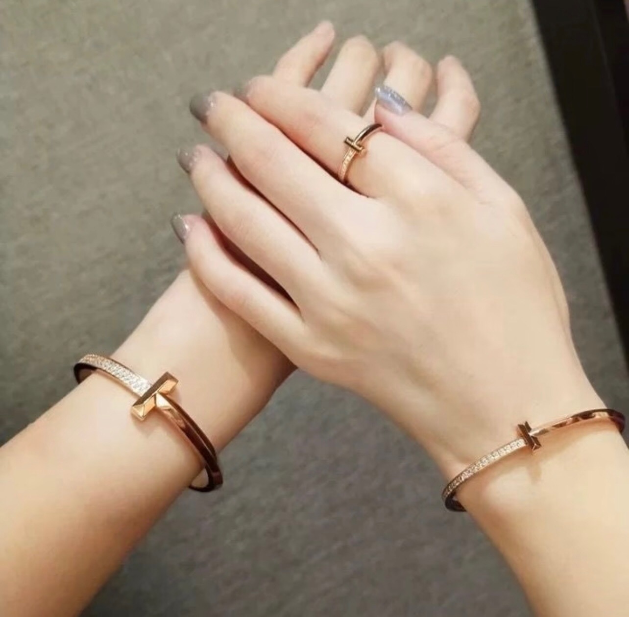 【Tiffany*帝芙尼最新款🆕🆕金色光面边钻T手镯】一致官网黄铜材质，非常的上镜‼️设计很特别值得入手