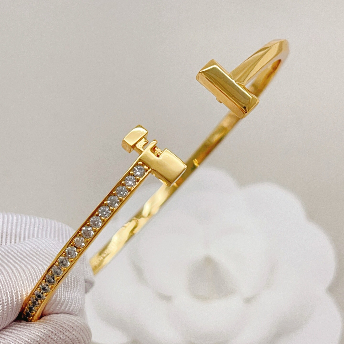 【Tiffany*帝芙尼最新款🆕🆕金色光面边钻T手镯】一致官网黄铜材质，非常的上镜‼️设计很特别值得入手