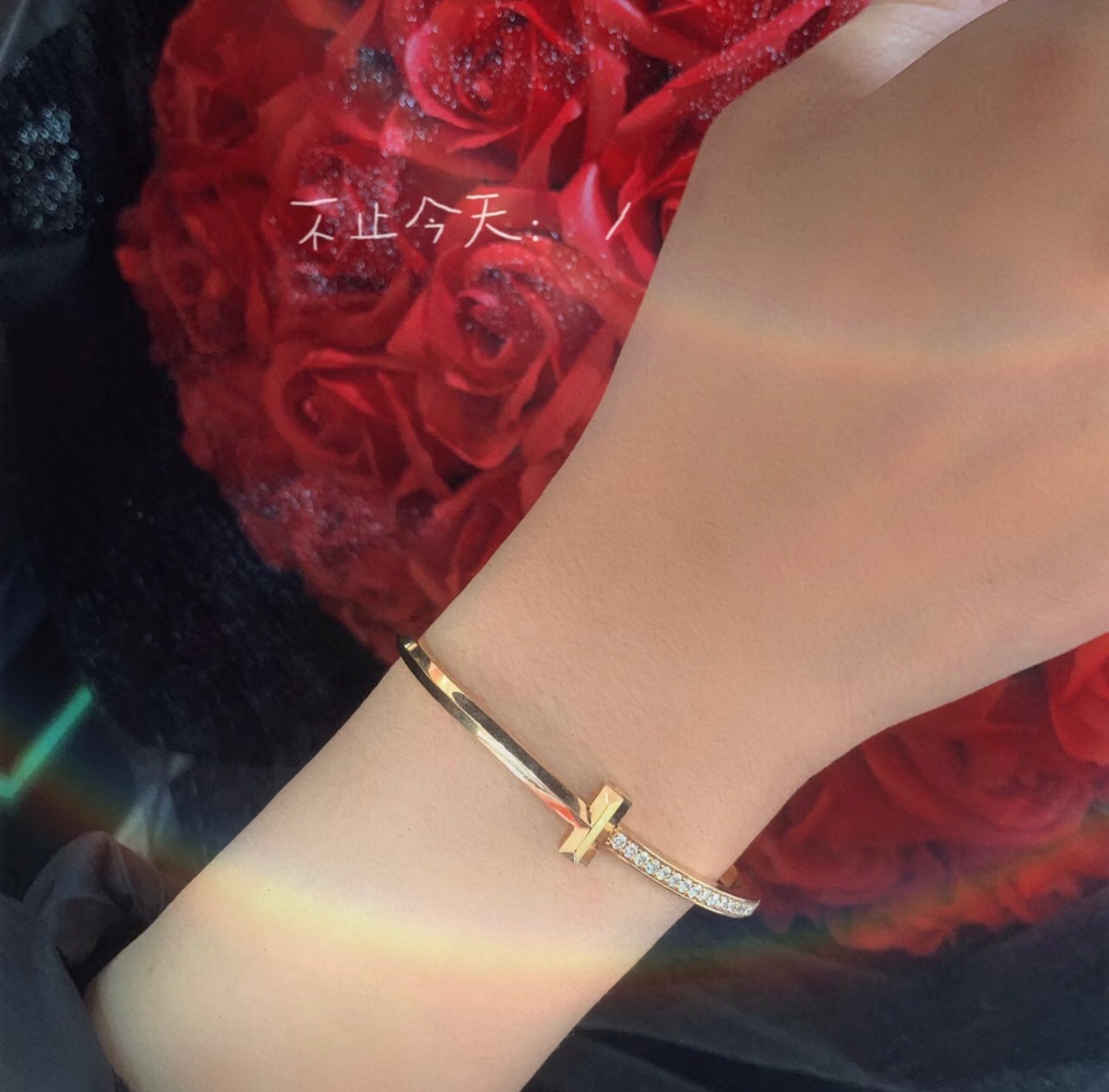 【Tiffany*帝芙尼最新款🆕🆕金色光面边钻T手镯】一致官网黄铜材质，非常的上镜‼️设计很特别值得入手