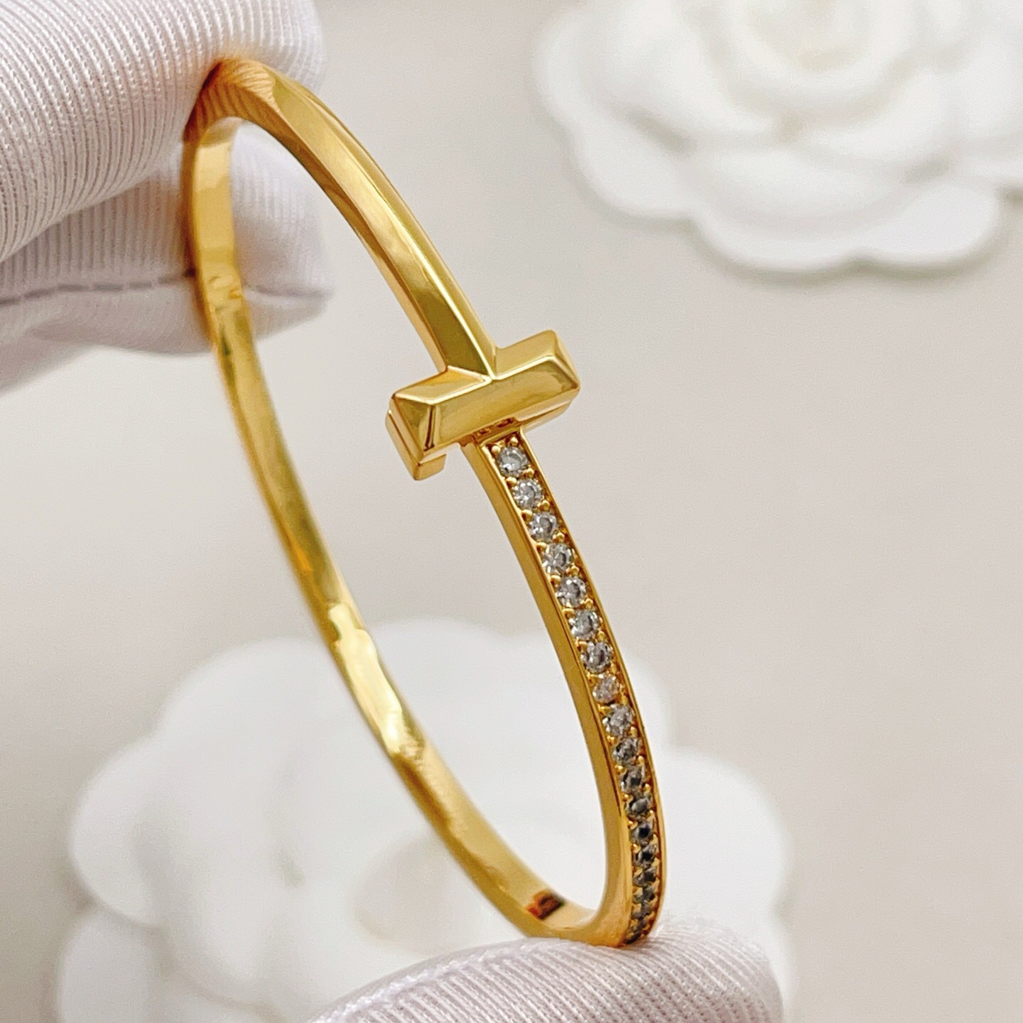 【Tiffany*帝芙尼最新款🆕🆕金色光面边钻T手镯】一致官网黄铜材质，非常的上镜‼️设计很特别值得入手