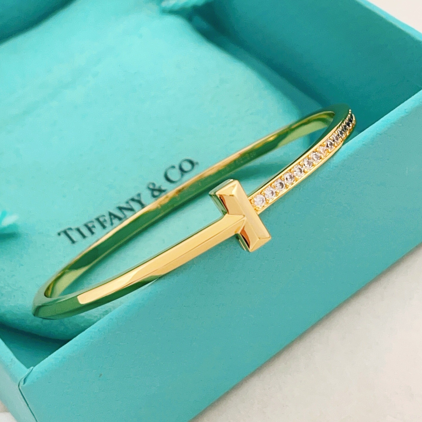 【Tiffany*帝芙尼最新款🆕🆕金色光面边钻T手镯】一致官网黄铜材质，非常的上镜‼️设计很特别值得入手