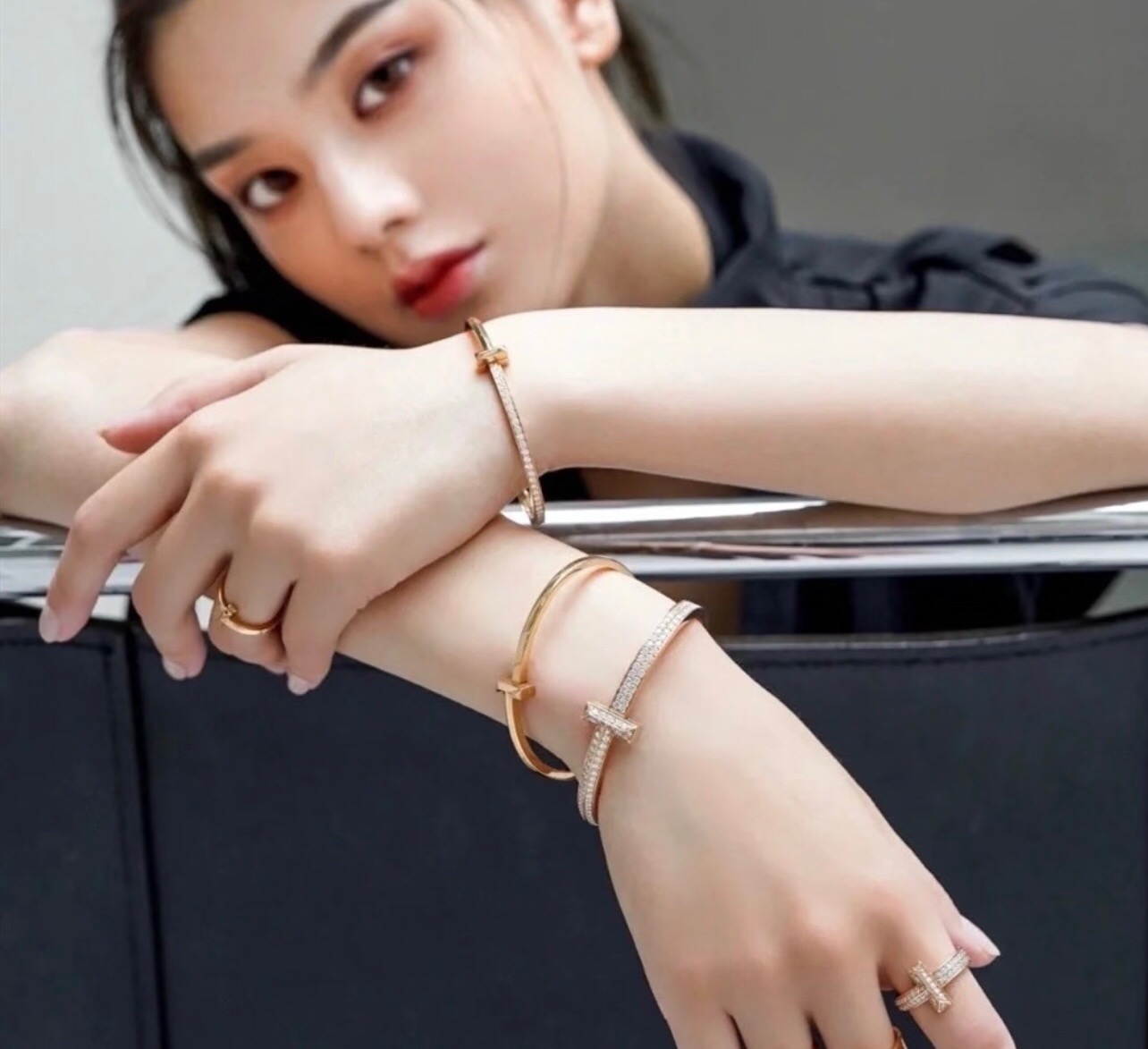 【Tiffany*帝芙尼最新款🆕🆕金色光面边钻T手镯】一致官网黄铜材质，非常的上镜‼️设计很特别值得入手