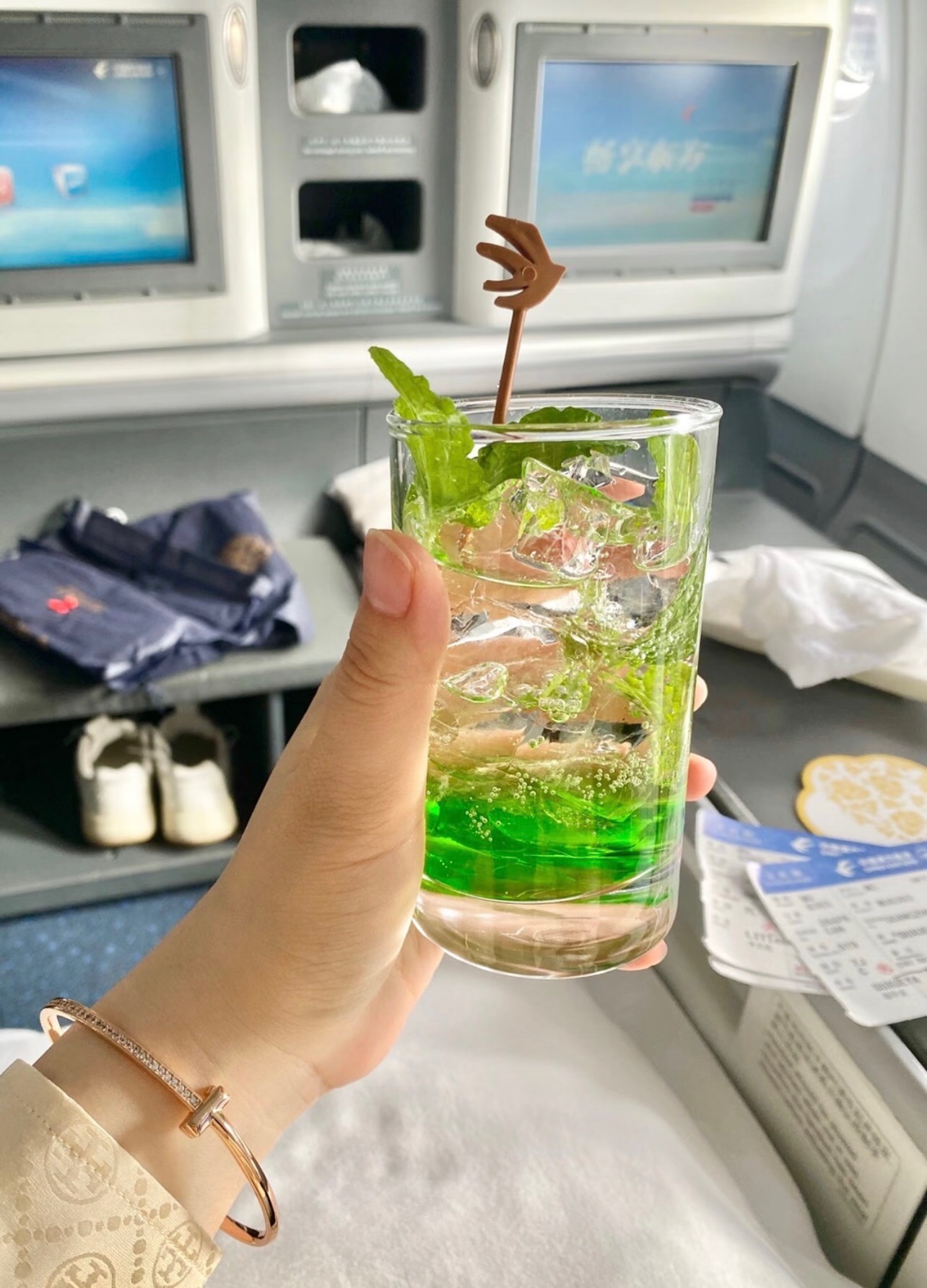 【Tiffany*帝芙尼最新款🆕🆕金色光面边钻T手镯】一致官网黄铜材质，非常的上镜‼️设计很特别值得入手